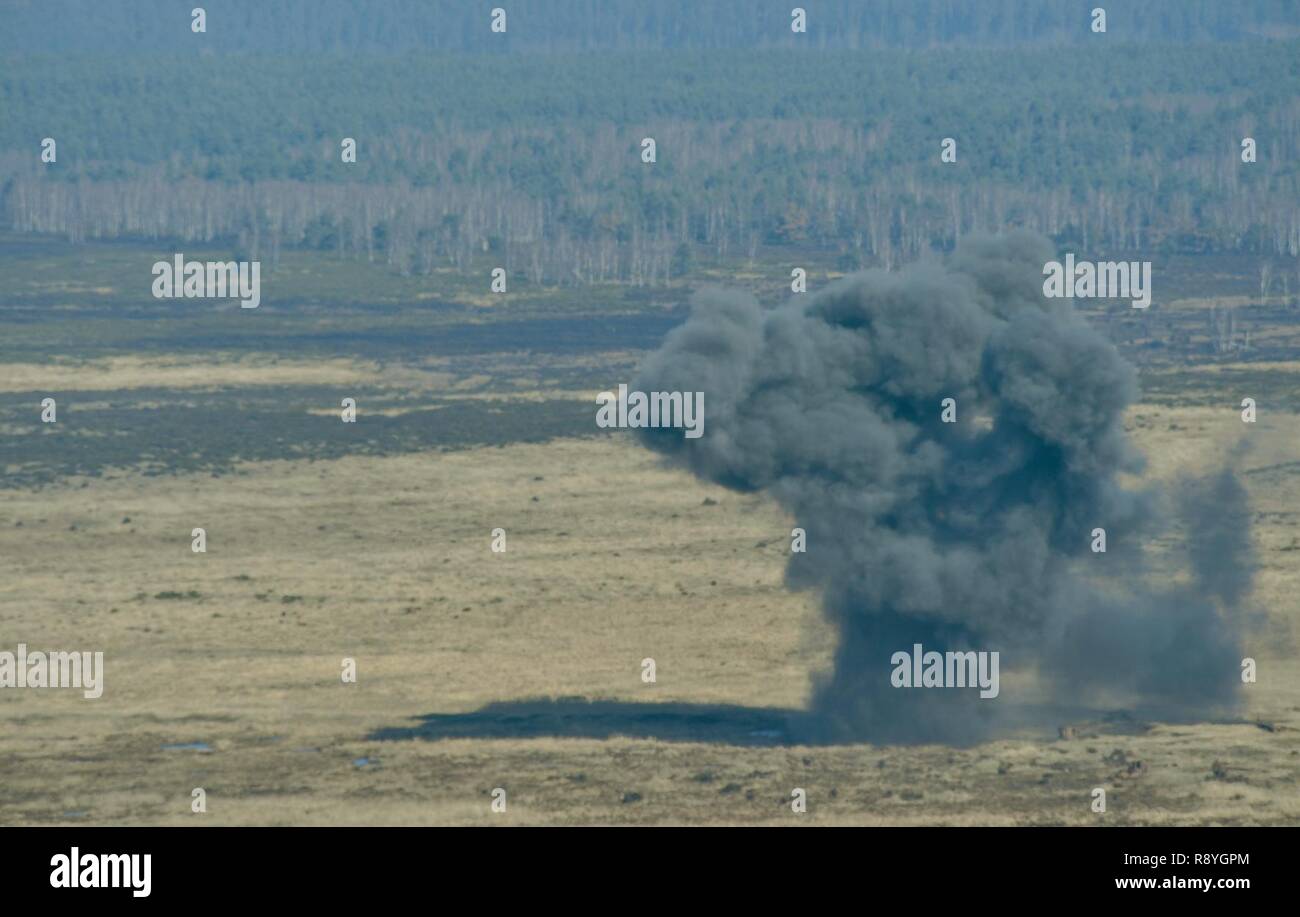 Una nuvola di fumo si alza in aria durante gli Stati Uniti Forze aeree in Europa le operazioni Air-Ground Scuola del morsetto di giunzione della centralina attacco Corso di qualificazione a Grafenwoehr Area Formazione, Germania, 14 marzo 2017. Il JTACQC è il primo passo per Tactical air parte di controllo aviatori di qualificarsi come un JTAC. Foto Stock