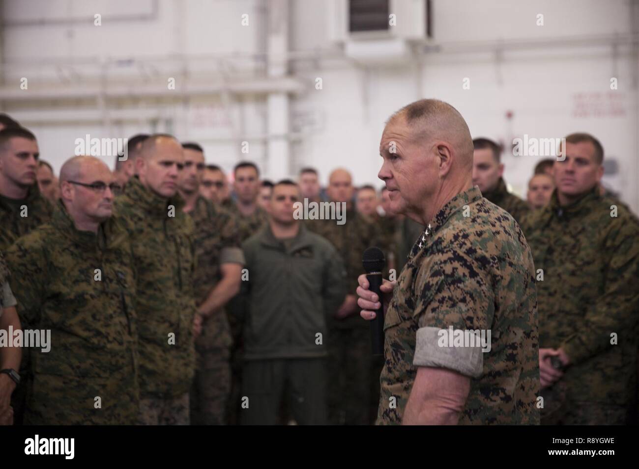 Il comandante del Marine Corps gen. Robert E. Neller parla alla leadership di Marine Aircraft Group 26 durante un municipio incontro al Marine Corps Air Station New River, N.C., 15 marzo 2017. A seguito del rilascio di ALMAR 008/17, che ha fornito orientamenti per Marines' comportamento online, Neller si è incontrato con i Marines statunitensi per discutere la versione aggiornata della politica sui social media e le sue aspettative per i Marines a mantenere il loro impegno di ogni altro. Foto Stock
