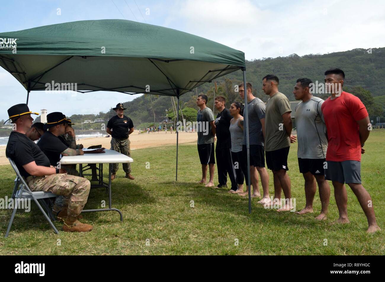 I soldati assegnati al 3° Stormo, 4° reggimento di cavalleria, 3° Brigata Team di combattimento, XXV divisione di fanteria, stand prima di uno sperone Ride bordo dopo aver completato 12-Mile ruck marzo a Waimea Bay Beach Park, Hawaii, il 9 marzo 2017. Più di 80 soldati dalla squadrone ha partecipato alla 48 ora-lungo sperone Ride evento. Foto Stock