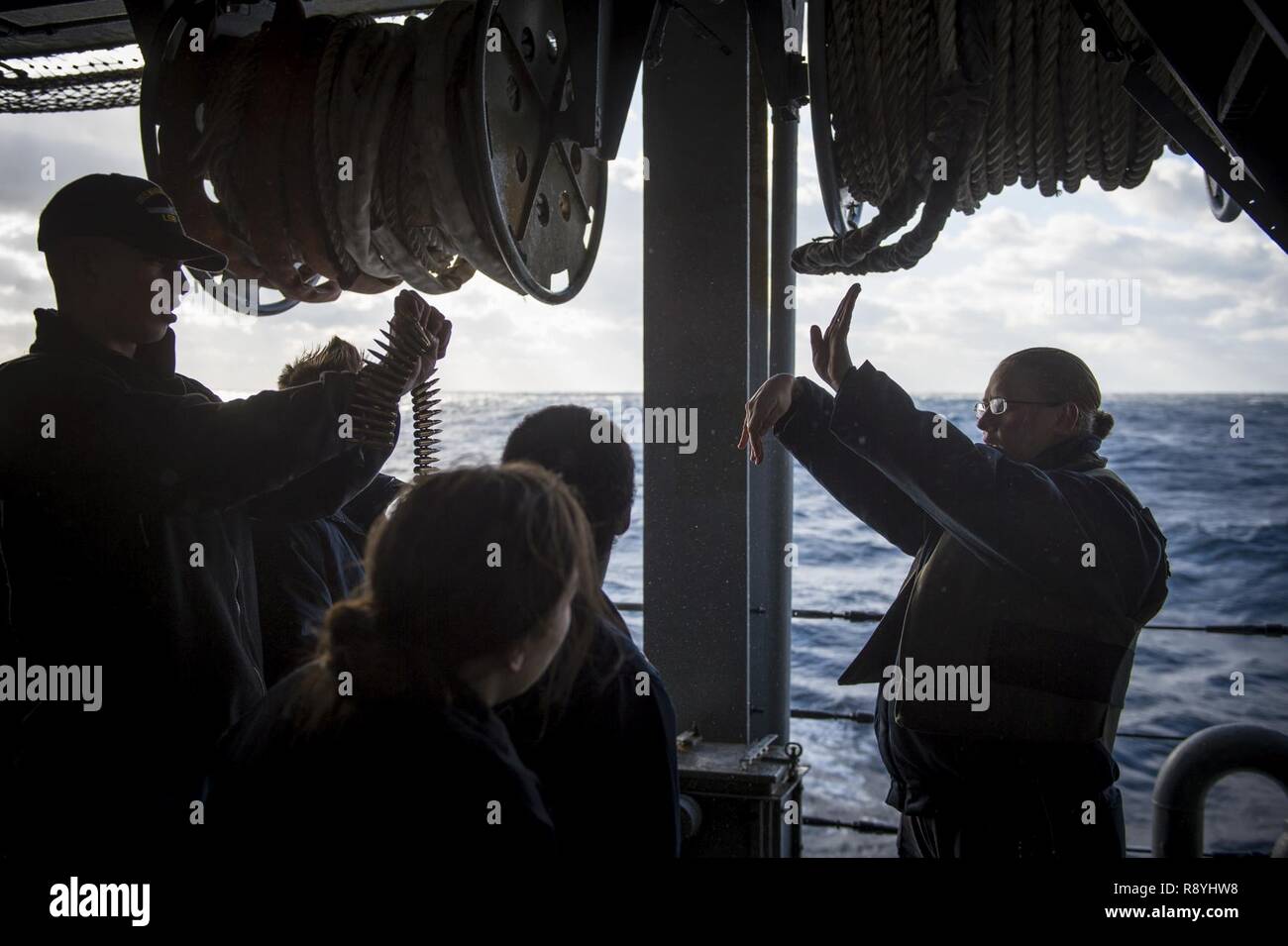 Oceano atlantico (Mar. 15, 2017) Fire Controlman 1a classe Cayce Tommaso insegna Navy aspiranti guardiamarina come operare un M240-B mitragliatrice a bordo amphibious dock landing ship USS Whidbey Island (LSD 41). Foto Stock