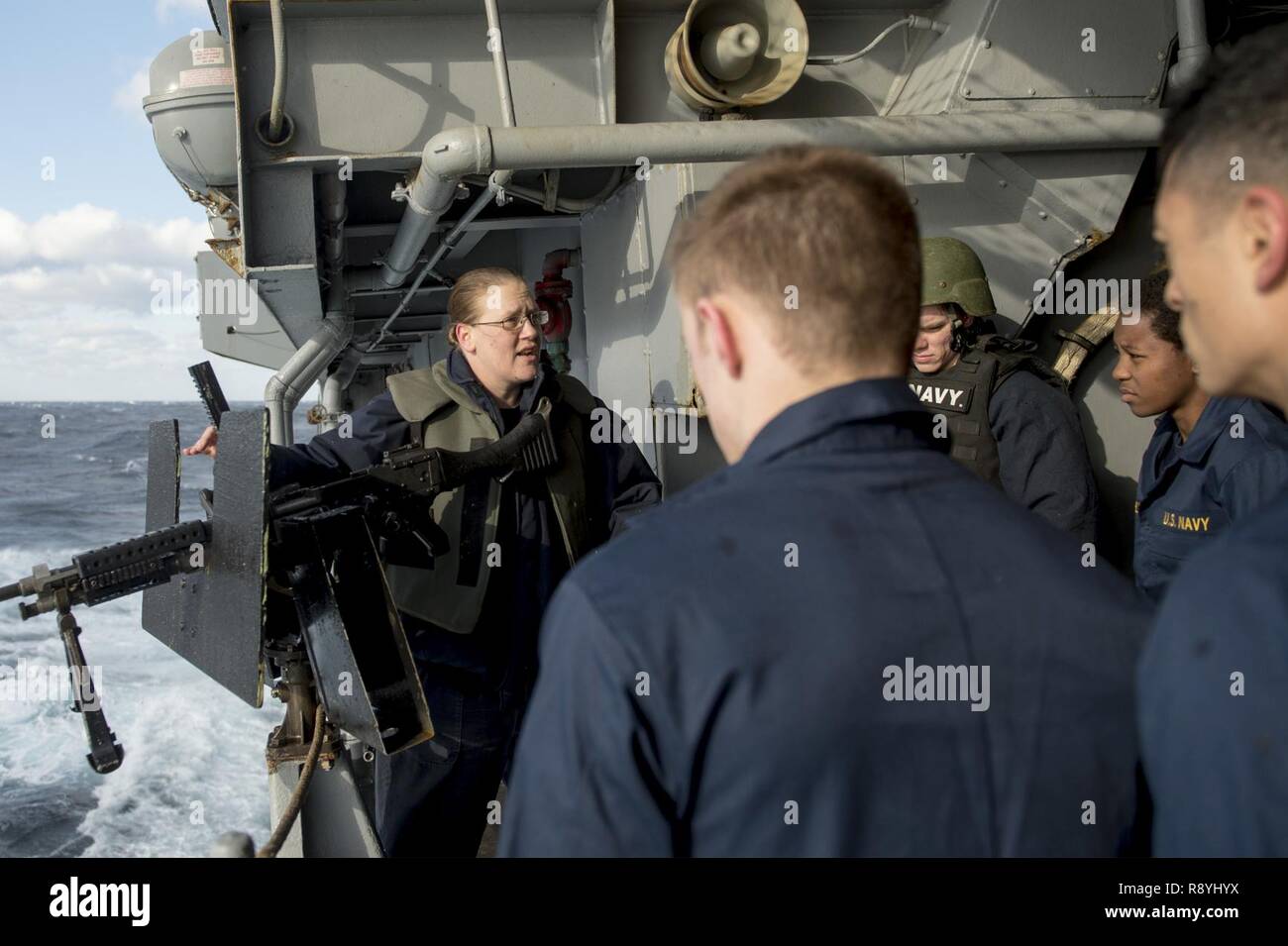 Oceano atlantico (Mar. 15, 2017) Fire Controlman 1a classe Cayce Tommaso insegna Navy aspiranti guardiamarina come operare un M240-B mitragliatrice a bordo amphibious dock landing ship USS Whidbey Island (LSD 41). Foto Stock