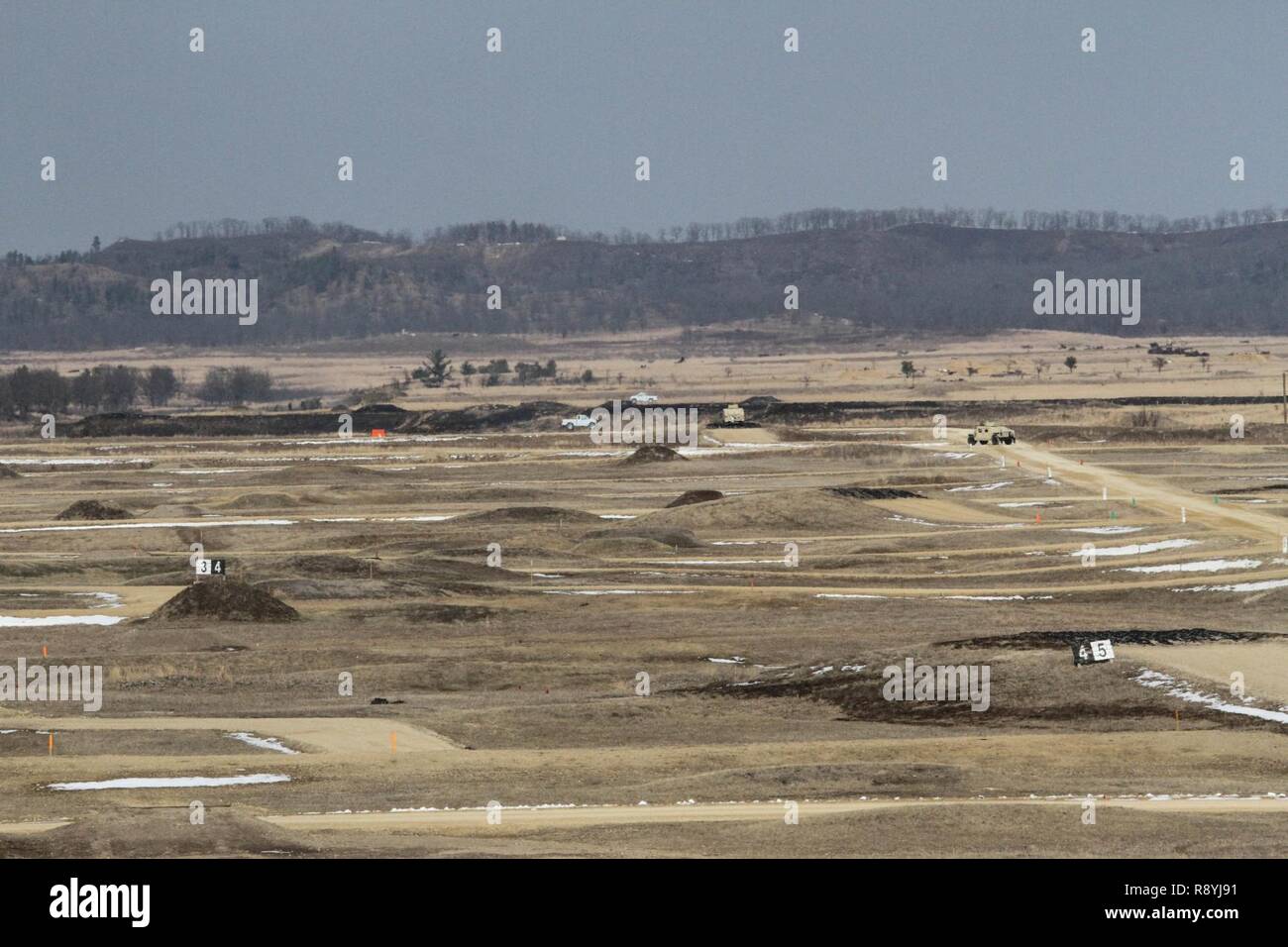 Stati Uniti La riserva di esercito di soldati con il 416th e 412 Teatro comandi ingegnere e la 76th la risposta operativa comando, giornata completa qualificazione della tabella gunnery sei durante il funzionamento freddo Acciaio a McCoy, Wis., 16 marzo 2017. Funzionamento a freddo è di acciaio negli Stati Uniti La riserva di esercito di equipaggio è servita la qualifica di armi ed esercizio di convalida per garantire che l'America dell'esercito di unità di riserva e soldati sono addestrati e pronto per la distribuzione con breve preavviso e portare la lotta contro-ready e letale di armi da fuoco a sostegno dell'esercito e ai nostri partner in tutto il mondo. Foto Stock