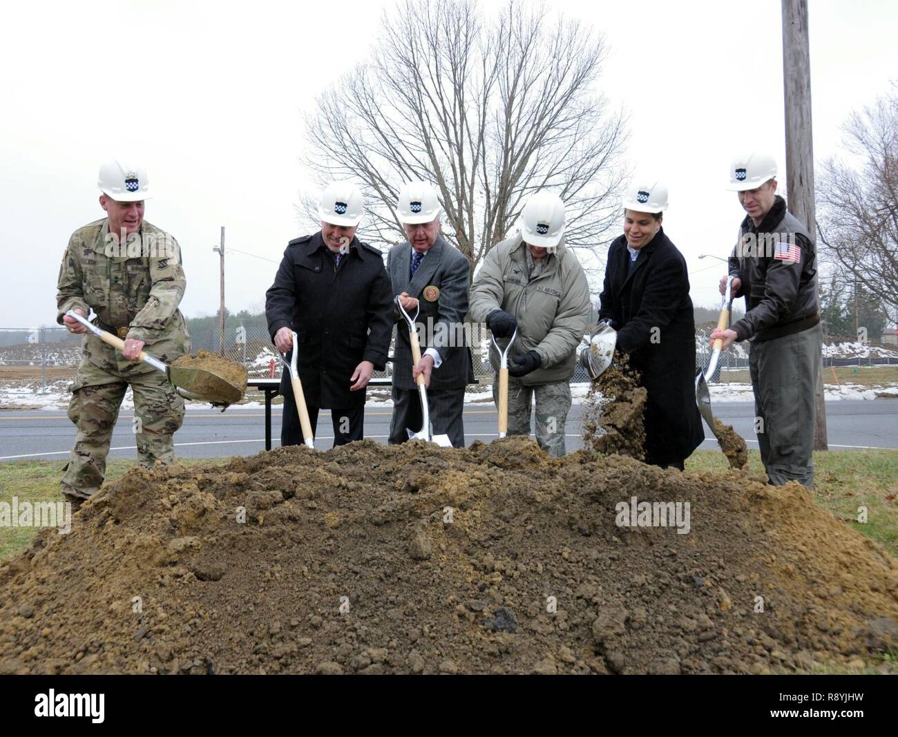 Gli Stati Uniti La riserva di esercito marcato un'altra pietra miliare nell aiutare i suoi soldati rimanere un addestrato e pronto parte della forza totale dalla massa di rottura 18 marzo su un nuovo esercito centro di riserva a base comuneGuire-Dix Mc-Lakehurst, New Jersey. Nella foto da sinistra sono: Il Mag. Gen. Troy D. Kok, Comandante generale degli Stati Uniti Esercito della riserva 99th supporto regionale comando; U.S. Rappresentante Tom MacArthur, in rappresentanza del New Jersey il 3° Quartiere Congressuale; il sig. Robert J. Maguire, civili aide al Segretario dell'esercito per New Jersey; Col. Frederick D. Thaden, comandante di JBMDL; il sig. Richard Locklear dall'o Foto Stock