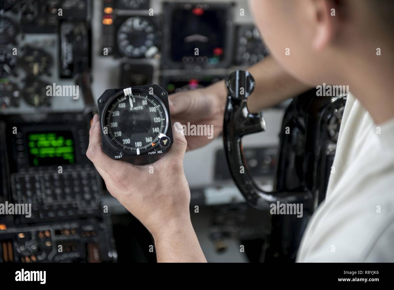 Stati Uniti Air Force Airman 1. Classe Ryan Celestino, 909th aeromobile unità di manutenzione di strumenti e sistemi per il controllo del volo artigiano, ispeziona la velocità digitale indicatore di una KC-135R Marzo 15, 2017 a Kadena Air Base, Giappone. Strumenti e sistemi per il controllo del volo aviatori risolvono continuamente e gli strumenti di riparazione su aerei per garantire la sicurezza. Foto Stock