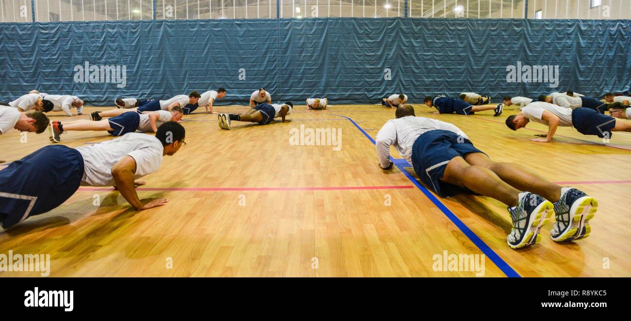 Avieri assegnata al 1° Aria e spazio Communications Operations Squadron eseguire pushups durante un allenamento fisico sessione su Ramstein Air Base, Germania, 14 marzo 2017. Il 1 ACOS ha messo in dubbio se stessi per completare 435,000 pushups entro il mese di giugno 2018. Essi hanno scelto di 435,000 come un modo per rendere omaggio alla loro ala, il 435th Air Ground Operations ala. Foto Stock