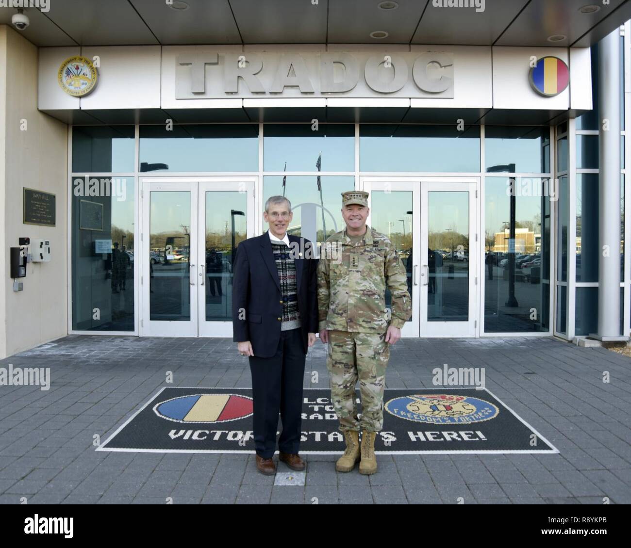 Gen. David Perkins, Comandante generale degli Stati Uniti Esercito la formazione e la dottrina del comando, pone con l'on. Robert M. Speer la recitazione segretario dell'esercito, durante una visita alla base comune Langley-Eustis, Virginia Marzo 17, 2017. Il sig. Speer briefing ricevuto da TRADOC i dirigenti senior, ha visitato i soldati in formazione, ricevuto un tour della base e ha partecipato ad un municipio riunione dove ha parlato con i soldati e civili. Foto Stock