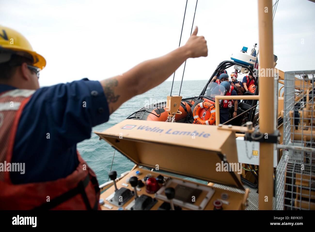 Una piccola barca equipaggio a bordo del guardacoste impavido si prepara a ricevere in corso per pick up messicano marinai della marina militare fuori la loro nave per un incontro di partenariato nel Golfo del Messico, Mar 11, 2017. La visita è intento era quello di avere un cordiale scambio di idee e migliori prassi per la condivisione della responsabilità in materia di sicurezza marittima tra la Guardia Costiera e Marina del Messico. Stati Uniti Coast Guard Foto Stock