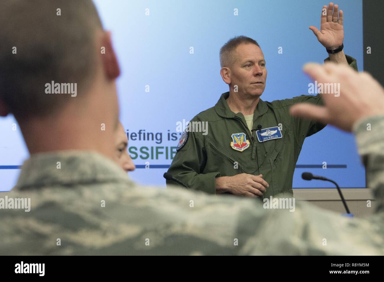 Il Mag. Gen. John K. McMullen, vice comandante, Air Combat Command, parla durante un tempo annuale conferenza a base comune Langley-Eustis, 13 marzo 2017. Lo scopo della conferenza era di dare forma al futuro del meteo forza da discutere di temi che riguardano le aree di tutto il mondo nella Air Force. Inoltre, i leader hanno dato l'opportunità di suggerire soluzioni alle crescenti preoccupazioni nel campo della carriera. Foto Stock