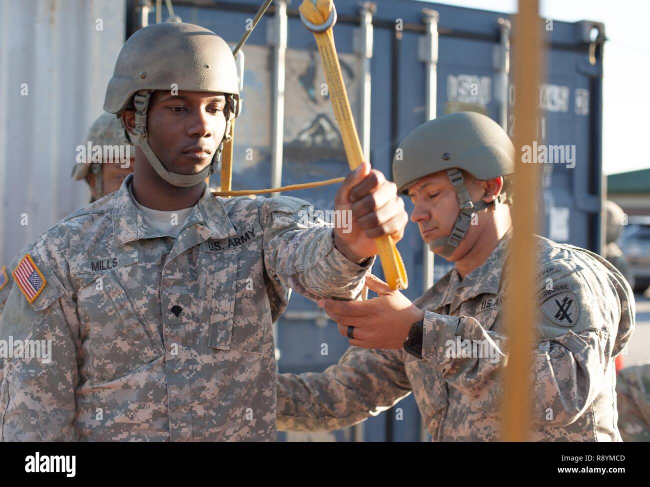 Stati Uniti Esercito Sgt Master. Hermin Sarantes, USACAPOC (A), Fort Bragg N.C., esamina Spc. Kyle Mills, della 310th operazioni psicologiche Company, xv operazioni psicologiche battaglione, static line durante il prolungato addestramento aerotrasportato per preparare una linea statica jump sulla Fort Gillem, Ga., 3 marzo 2017. I paracadutisti jump per adempiere obblighi Airborne mentre anche la costruzione di un clima di fiducia e di esperienza, garantire che esse rimangano in grado di missione. Foto Stock