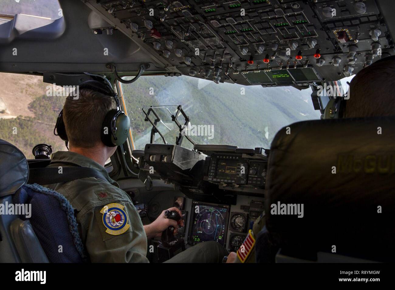 Stati Uniti Air Force Reserve Il Mag. Kevin Shaffer, comandante assegnato all'732nd Airlift Squadron, trasporta U.S. Esercito di soldati di riserva assegnata al 423rd Polizia Militare Company, 333Polizia Militare brigata, duecentesimo della polizia militare di comando, il 19 marzo 2017, di Lakehurst Maxfield campo. L'unità di polizia militare ha lavorato con gli Stati Uniti Air Force 621st risposta di emergenza parafango e gli Stati Uniti Air Force Reserve 732nd Airlift Squadron per completare una comune missione airlift durante l esercizio del guerriero 78-17-01, che è stato progettato per valutare una unità di capacità di combattimento. Circa 60 unità da parte degli Stati Uniti Ar Foto Stock