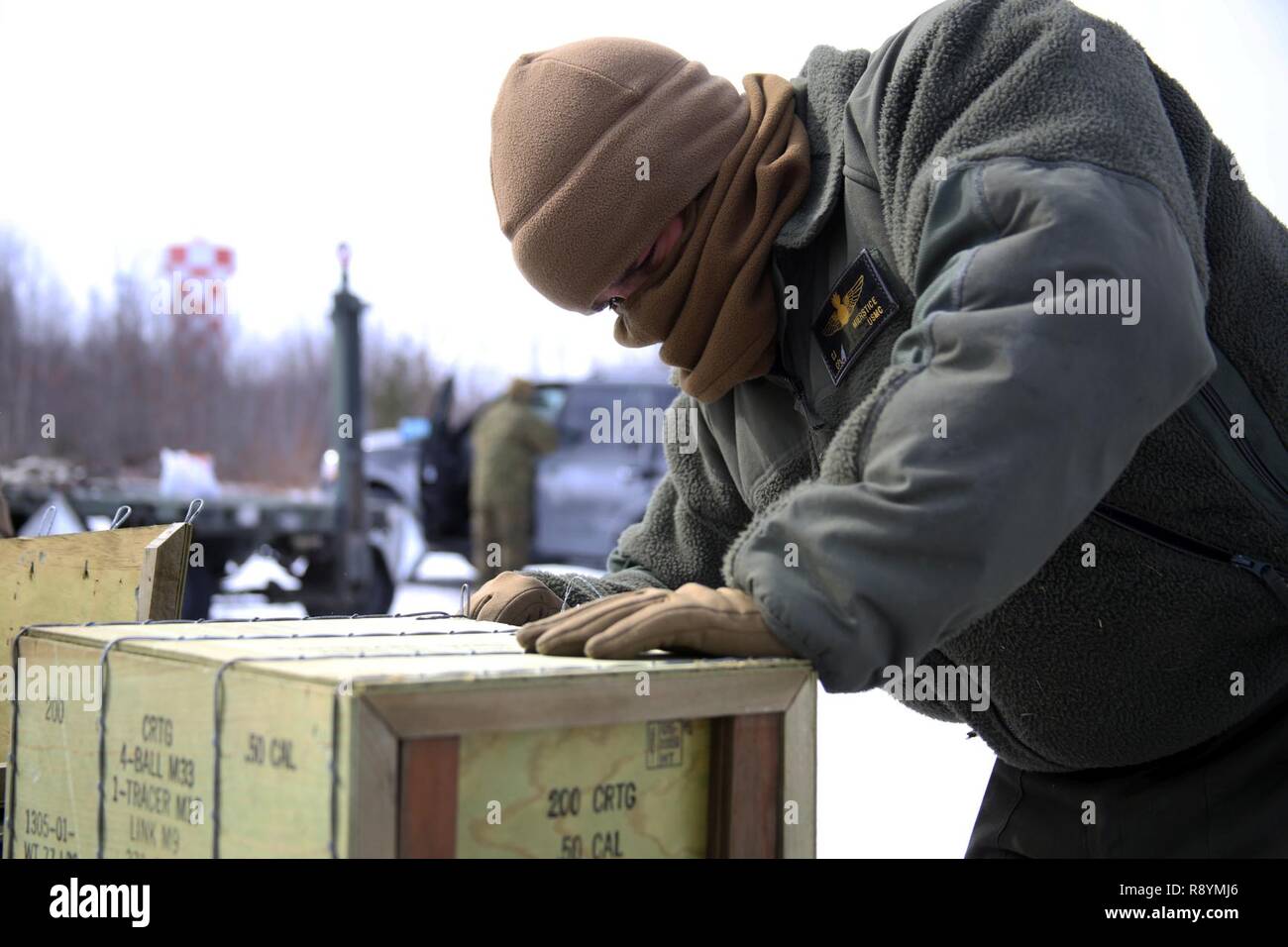 Cpl. Cadei Mierstice apre una scatola di munizioni per velivoli di carico per basse temperature le operazioni di volo a bordo di Ft. Tamburo, N.Y., Marzo 11, 2017. Dopo essere stato un avido concorrente nel wrestling, ha scelto di unirsi al Marine Corps perché egli non desidera stabilirsi per niente breve dei migliori. "Siamo i migliori", ha detto Mierstice. "Si tratta solo di come siamo. Ero stato campionato lottatore prima che ho avuto e ho sempre voluto essere i migliori in tutto ciò che ho fatto." Mierstice è un aviation ordnance tecnico con Marine Attacco leggero elicottero Squadron 269. Foto Stock