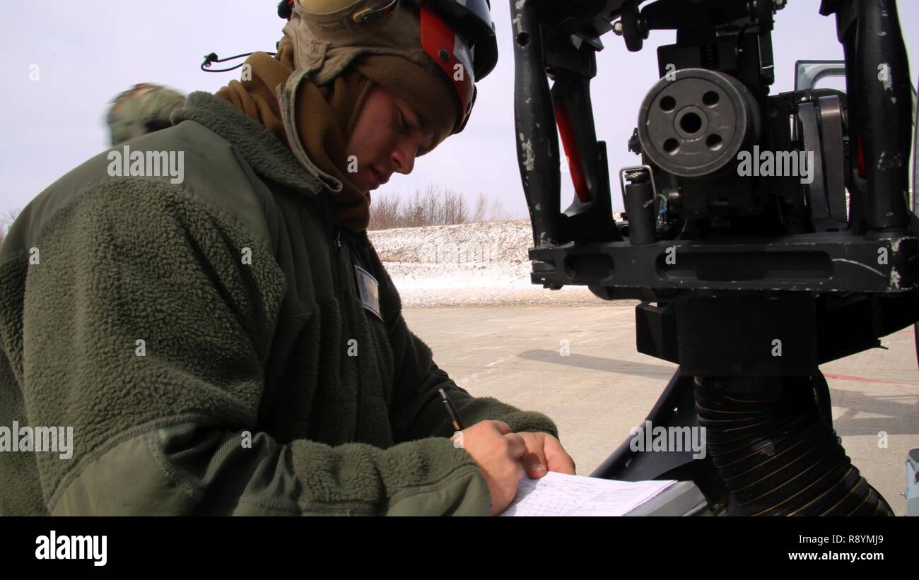 Cpl. Cadei Mierstice supervisiona il suo Marines come essi velivoli di carico per basse temperature le operazioni di volo a bordo di Ft. Tamburo, N.Y., Marzo 11, 2017. Dopo essere stato un avido concorrente nel wrestling, ha scelto di unirsi al Marine Corps perché egli non desidera stabilirsi per niente breve dei migliori. "Siamo i migliori", ha detto Mierstice. "Si tratta solo di come siamo. Ero stato campionato lottatore prima che ho avuto e ho sempre voluto essere i migliori in tutto ciò che ho fatto." Mierstice è un aviation ordnance tecnico con Marine Attacco leggero elicottero Squadron 269. Foto Stock