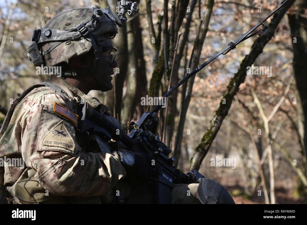 Un U.S. Soldato del 54th Brigata Battaglione di Ingegneria, 173rd Brigata Aerea fornisce la sicurezza durante la conduzione di operazioni difensive durante l'esercizio Allied spirito vi al settimo Esercito di formazione del comando Hohenfels Area Formazione, Germania, Marzo 16, 2017. Esercizio Allied spirito vi comprende circa 2.770 partecipanti da 12 NATO e partner per la pace delle nazioni, e degli esercizi di tattica di interoperabilità e prove di comunicazione sicura entro i membri dell alleanza e nazioni partner. Foto Stock