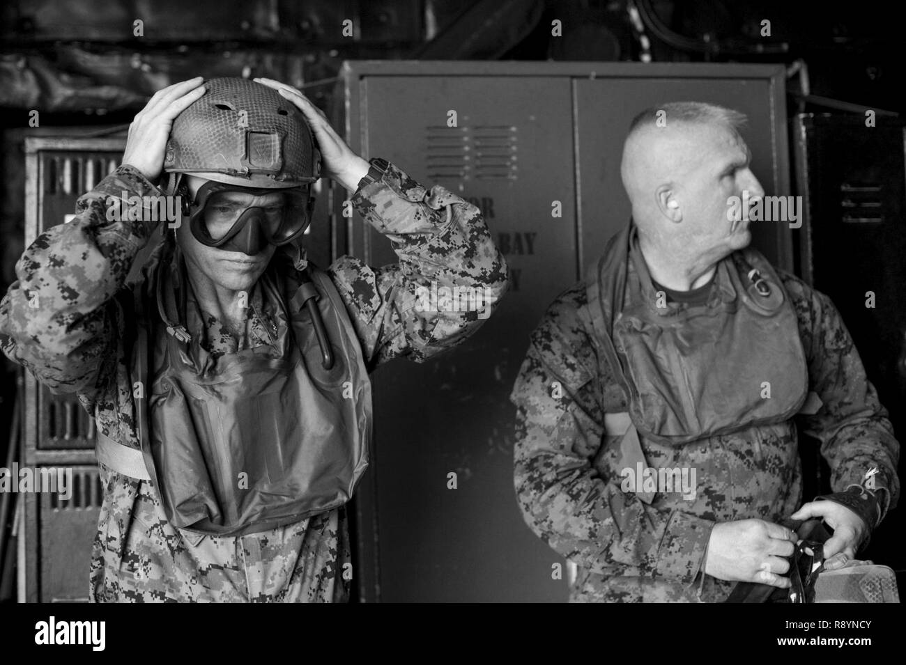 Mare delle Filippine (19 marzo 2017) Col. Tye R. Wallace, sinistra, Comandante del trentunesimo Marine Expeditionary Unit (MEU), e Sgt. Il Mag. Jim Lanham, sergente maggiore del trentunesimo MEU, prova ingranaggio protettivo a bordo di assalto anfibio nave USS Bonhomme Richard (LHD 6) in preparazione per un cast helo esercizio con il raid marittimo forza (MRF). Un cast helo è un metodo utilizzato per inserire la ricognizione e squadre di sorveglianza per anfibi missioni di ricognizione che richiedono la piccola barca operazioni. Bonhomme Richard, ammiraglia del Bonhomme Richard Expeditionary Strike gruppo, con avviato 31 Expediti Marine Foto Stock