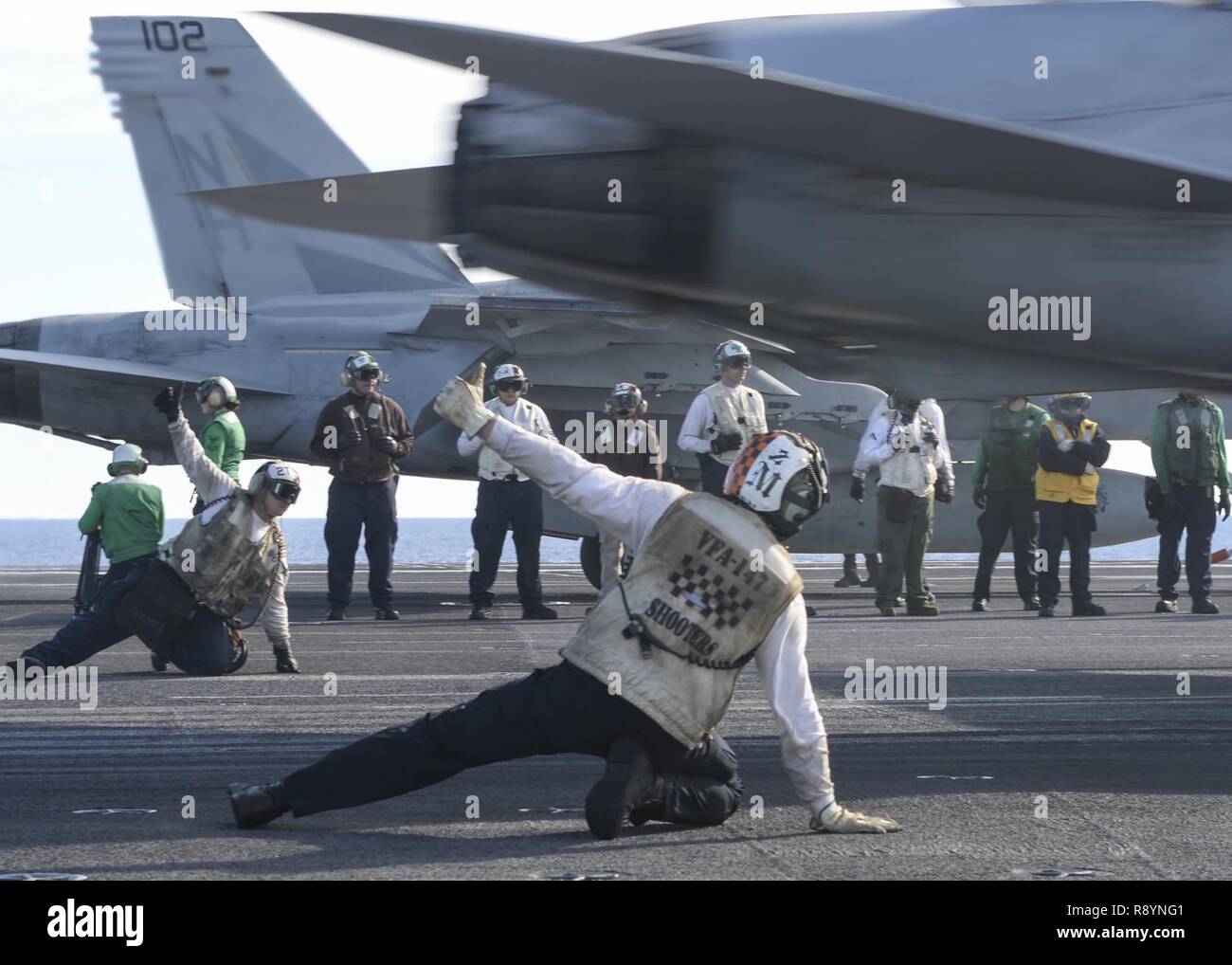 Oceano Pacifico (19 marzo 2017) - marinai di condurre operazioni di volo sul ponte di volo della portaerei USS Nimitz CVN (68). Nimitz è attualmente in corso di conduzione formazione composita dell'Unità Esercizio (COMPTUEX) con il vettore Nimitz Strike gruppo in preparazione per una prossima distribuzione. Prove COMPTUEX un carrier strike gruppo mission-la prontezza e la capacità di funzionare come una unità integrata attraverso la simulazione di scenari del mondo reale. Foto Stock