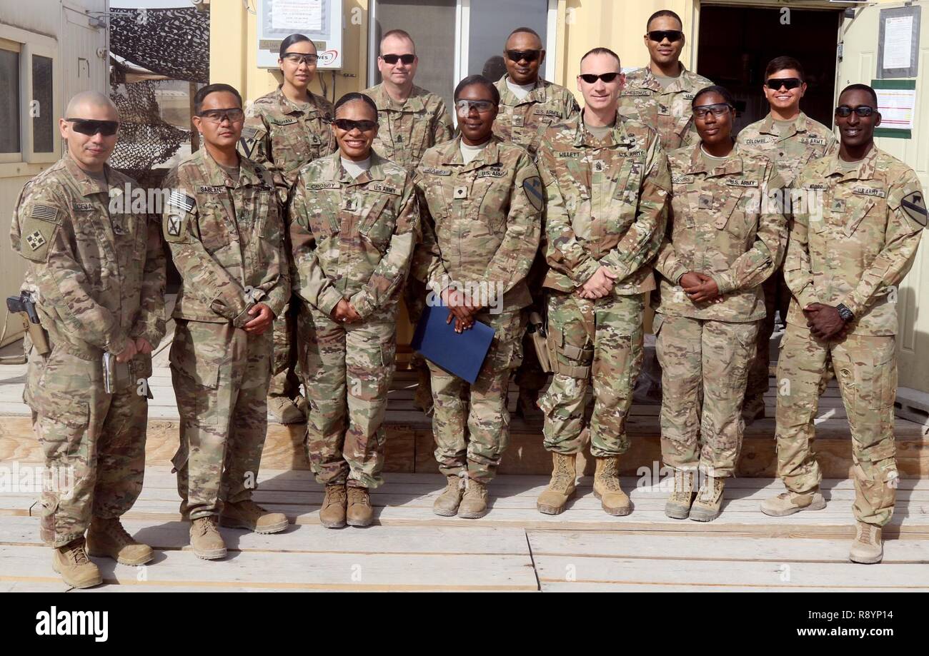 Il comando Sgt. Principali Jason P. Willett (bancata anteriore, il terzo da destra), il comando sergente maggiore, 1 supporto comando (teatro), posa per una foto con la prima divisione di cavalleria sostegno deciso supporto antenna vigili del team di consegna a Bagram Airfield, Afghanistan, Marzo 20. Foto Stock