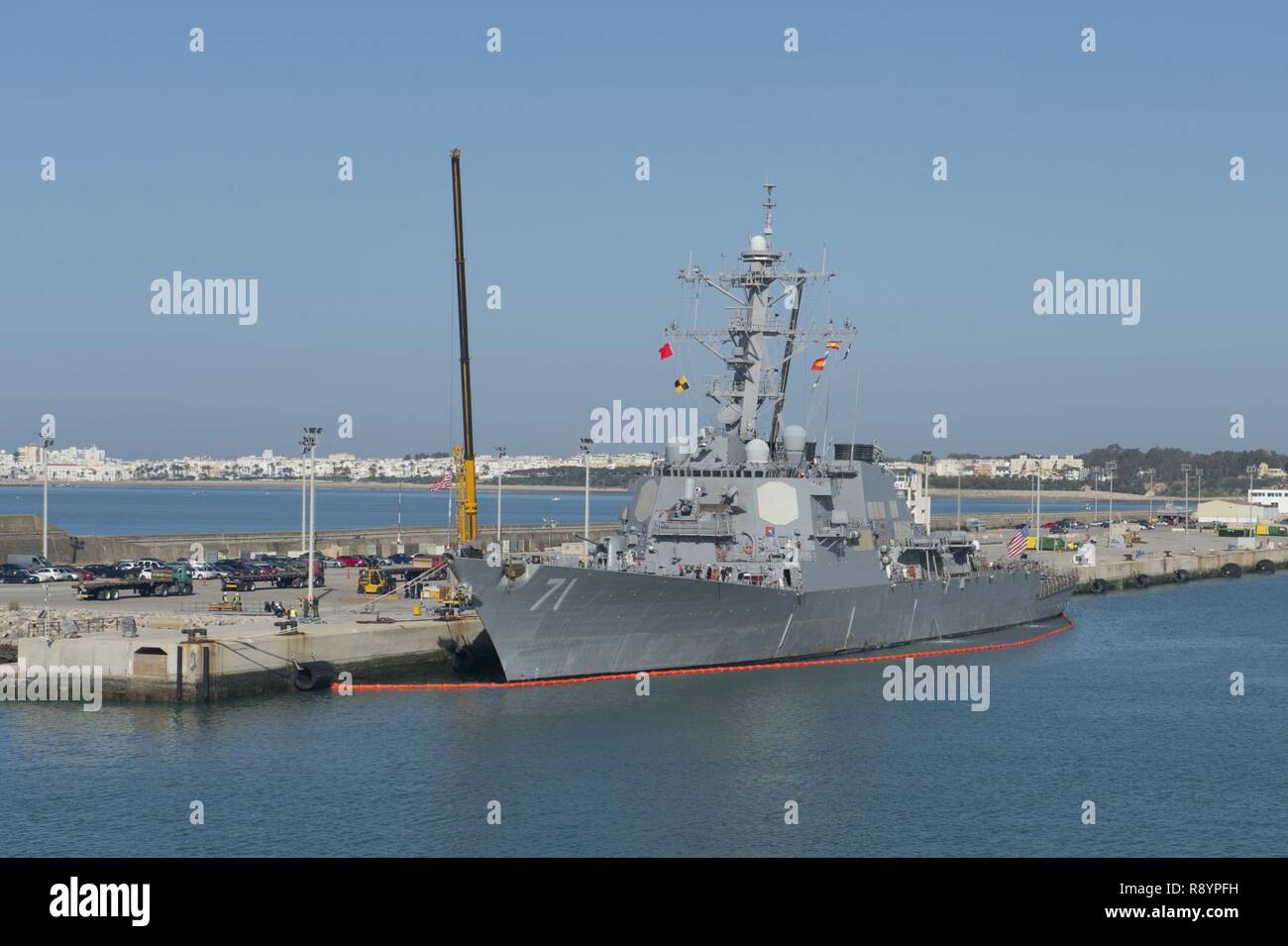 ROTA, Spagna (19 marzo 2017) Il Arleigh Burke-class missile destroyer USS Ross (DDG 71) è ormeggiata presso la stazione navale di Rota, Spagna. Ross è distribuita a Rota, Spagna, negli Stati Uniti Sesta flotta area di operazioni a sostegno degli Stati Uniti per gli interessi di sicurezza nazionali in Europa. Foto Stock