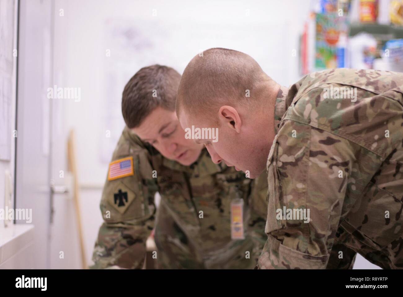 Il cap. Matteo Smothermon, ingegnere dei Vigili del Fuoco con sede e Sede Società, 45th della brigata di fanteria combattere la squadra e il Mag. Chris Isch, Operations Officer con sede e Sede batteria, 1° Battaglione centosessantesimo campo artiglieria, 45th IBCT, identificare i percorsi per il posizionamento degli ostacoli durante la Allied spirito vi al settimo Esercito di formazione del comando Hohenfels Area Formazione, Marzo 17, 2017. Allied spirito vi è un esercizio di multinazionali che coinvolgono 12 nazioni e oltre 2.700 truppe progettato per preparare gli alleati della NATO e partner per il funzionamento, risoluzione dei problemi e comunicare insieme ac Foto Stock