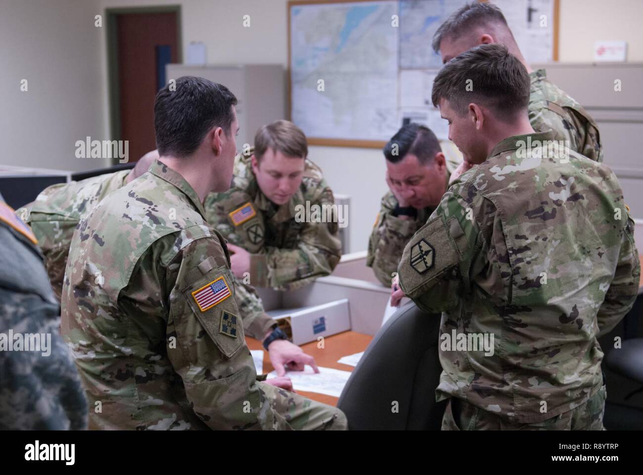 Chiave di leadership dal 301st manovra brigata di miglioramento recensioni di un percorso prima di un convoglio avviene a Schwab esercito centro di riserva, Base comune Lewis-Mccorda, Washington, 10 marzo 2017. I soldati della manovra 301st brigata di miglioramento è andato attraverso una serie di manovra e di esercizi di mobilità per garantire deployment readiness e dimostrare la brigata la capacità di comando e controllo in un ambiente di tattica. Foto Stock