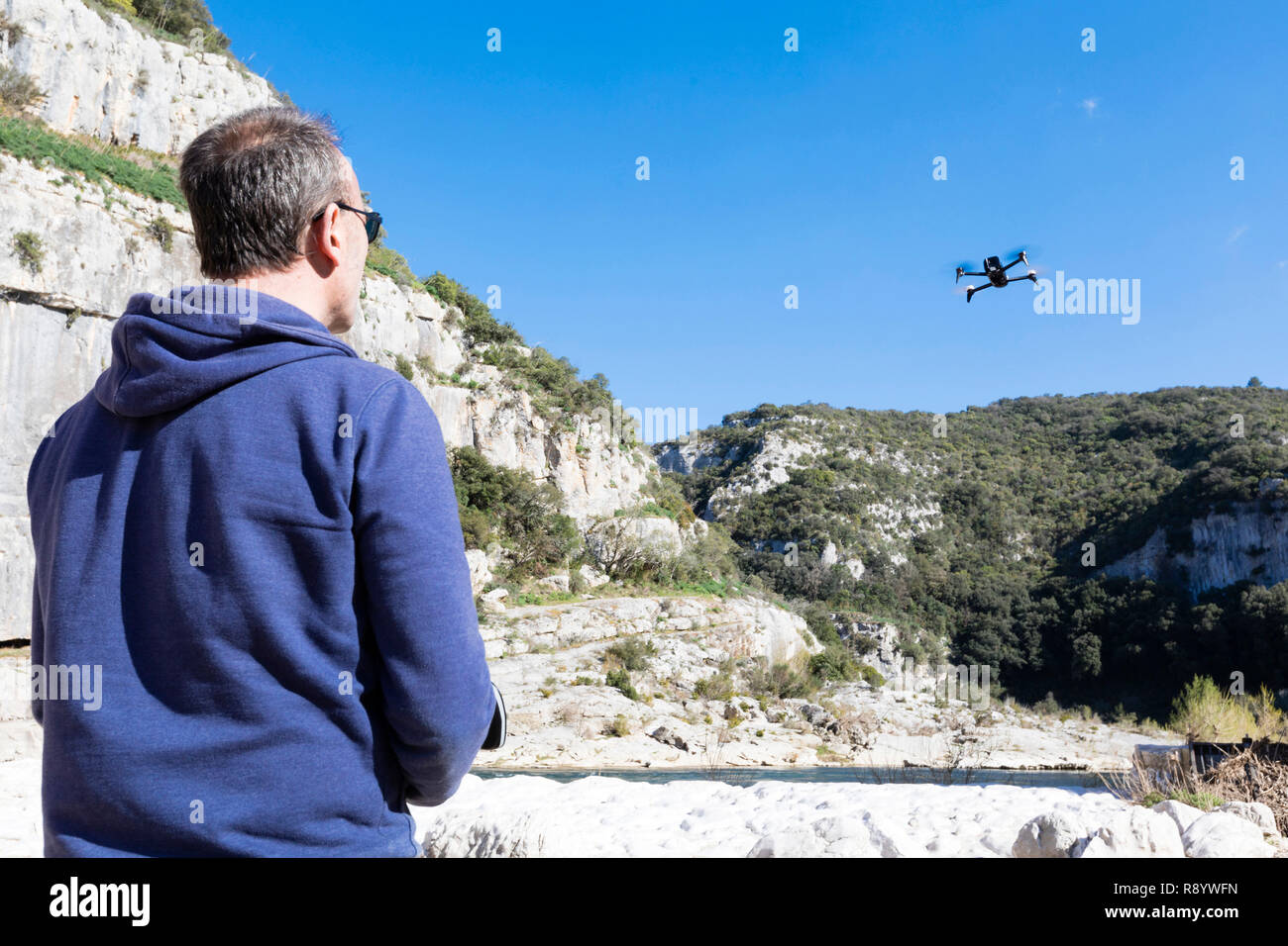Sanilhac-Sagries (sud-est della Francia): pilota UAV battenti un drone sul sito di La Baume, nelle gole di Gardon. Foto Stock