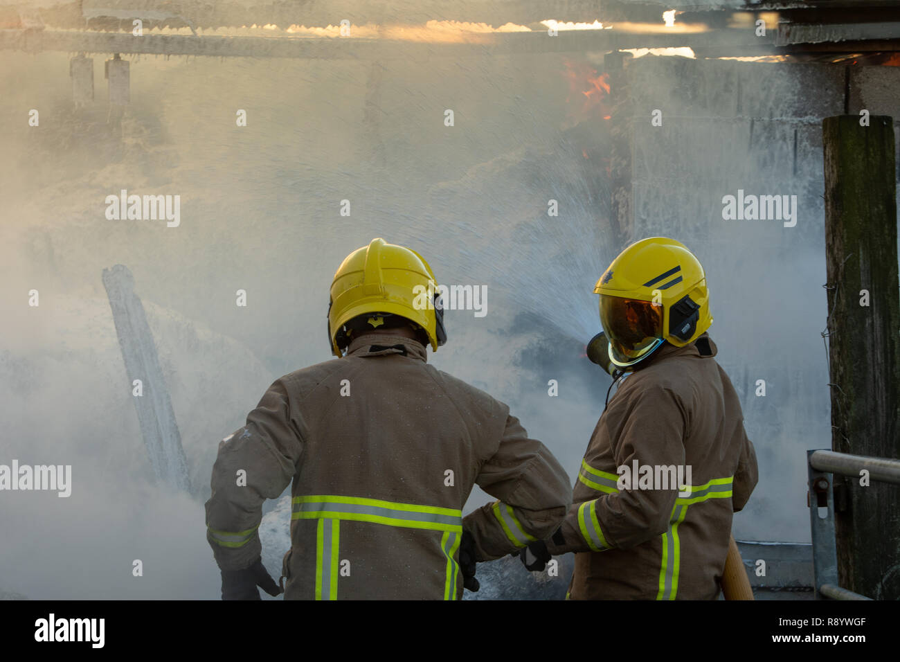 I vigili del fuoco nella lotta contro un incendio del granaio, Cumbria, Regno Unito Foto Stock