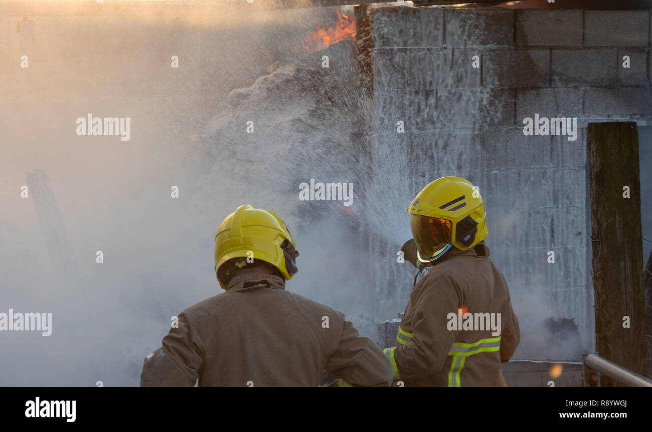 I vigili del fuoco nella lotta contro un incendio del granaio, Cumbria, Regno Unito Foto Stock