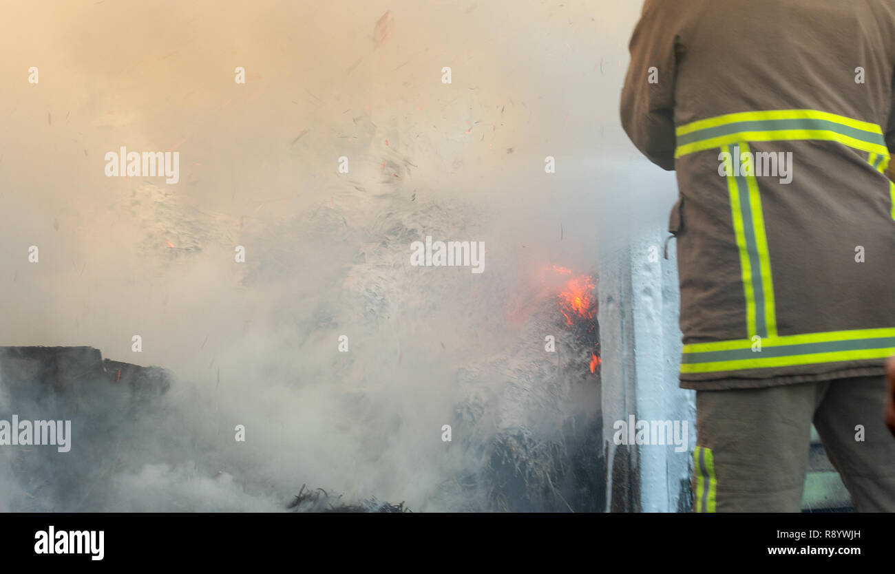 I vigili del fuoco nella lotta contro un incendio del granaio, Cumbria, Regno Unito Foto Stock