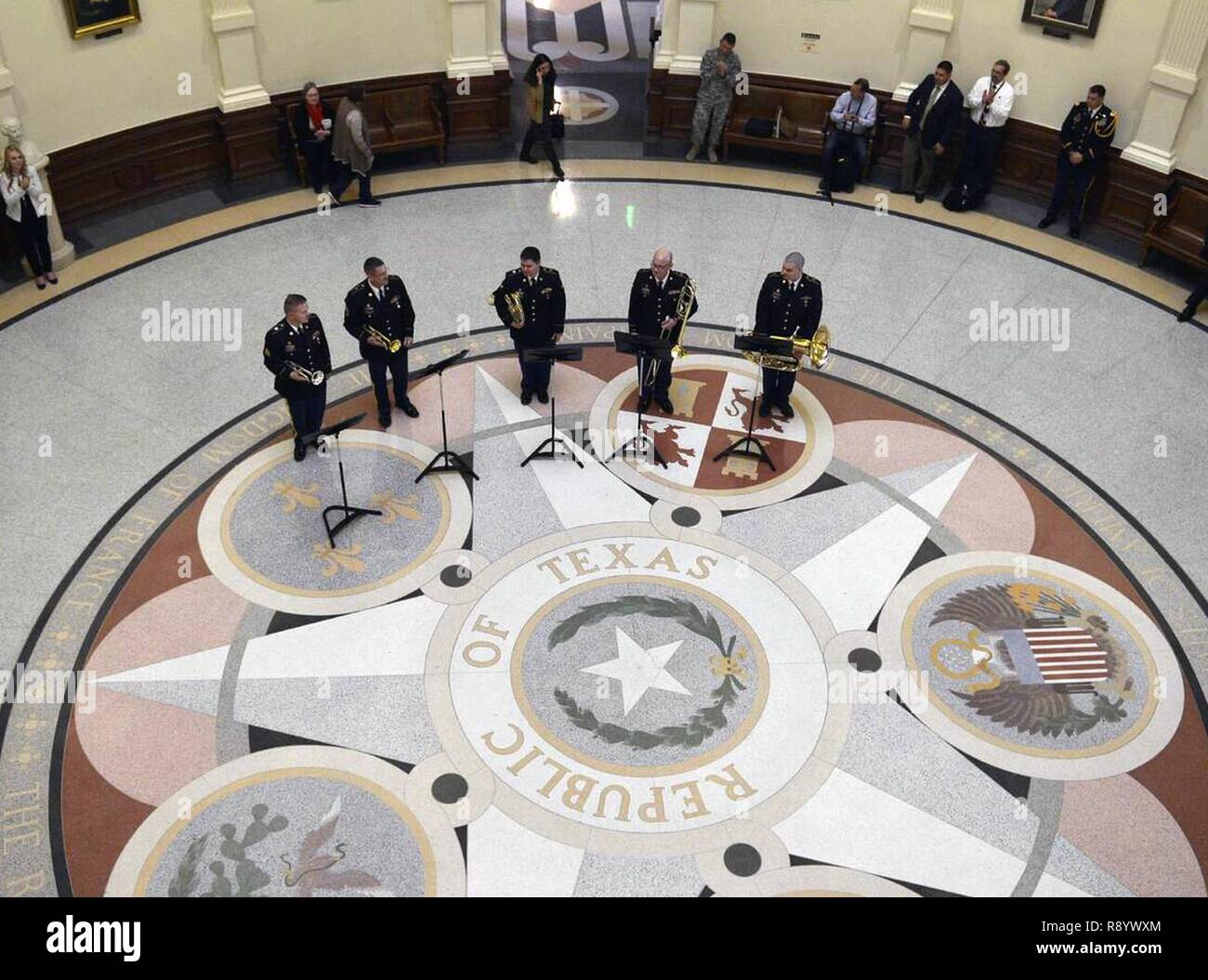 Texas Army National Guard 36th divisione di fanteria Band ha tenuto una performance a sorpresa la riproduzione più patriottico e canzoni militari nella rotonda del Campidoglio di Austin, Texas, 7 marzo 2017 durante il Texas Dipartimento Militare giorno presso il Campidoglio. La giornata è stata Texas i legislatori hanno avuto la possibilità di vedere di prima mano il Texas Dipartimento militare federale di capacità come rappresentanti del Texas Army National Guard, Texas Air National Guard, Texas State Guard, operazioni nazionali task force, ufficio del direttore esecutivo e la Guardia Nazionale Associazione di Texas, impostare display informativi e incontrato wi Foto Stock