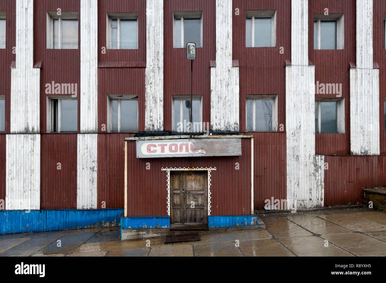 Norvegia Isole Svalbard, Spitsbergen, Barentsburg, Russo insediamento minerario, edifici abbandonati Foto Stock