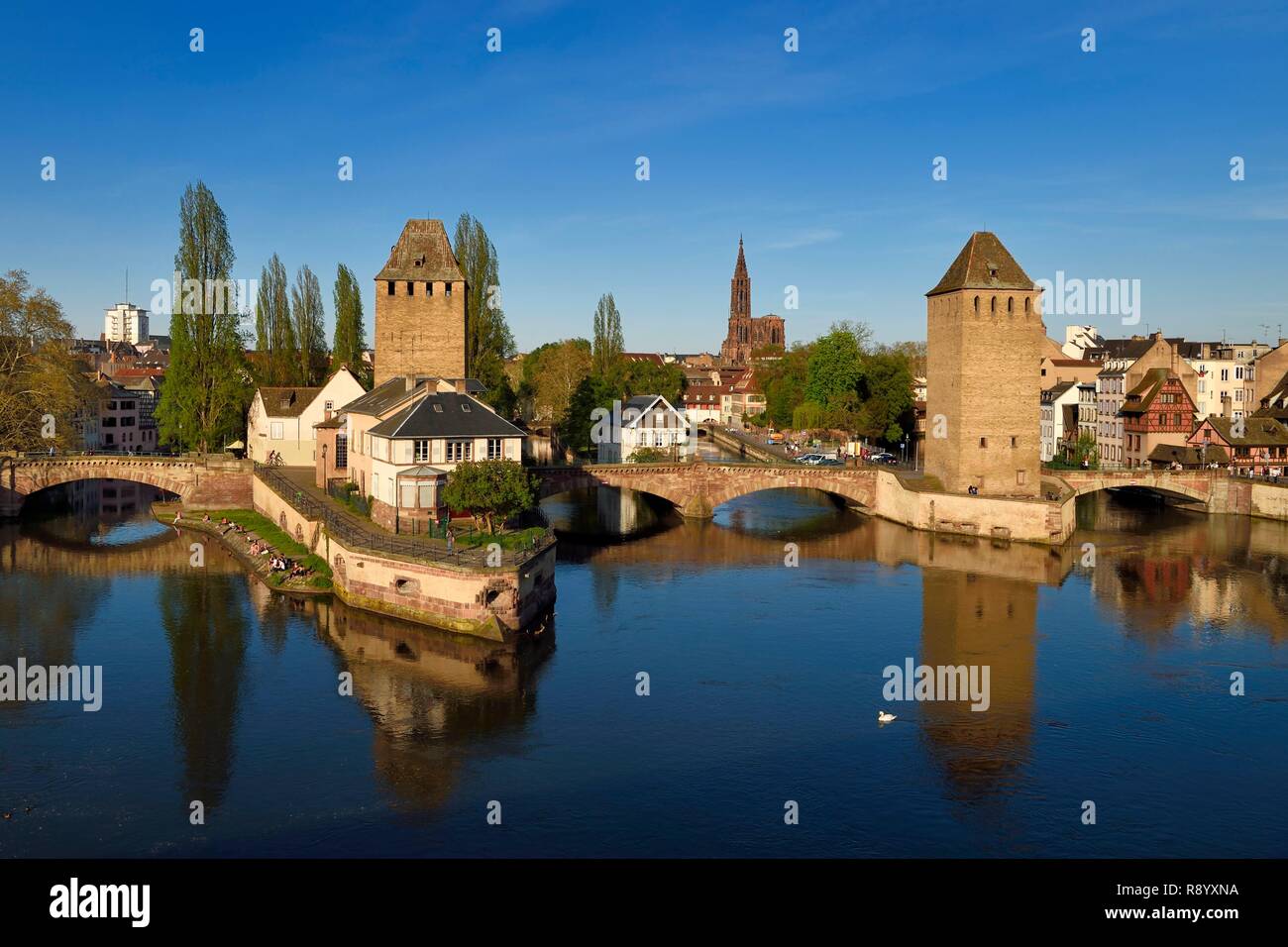 Francia, Bas Rhin, Strasburgo, città vecchia elencati come patrimonio mondiale dall' UNESCO, quartiere Petite France, torri di difesa dei ponti coperti e la Cattedrale di Notre Dame in background Foto Stock