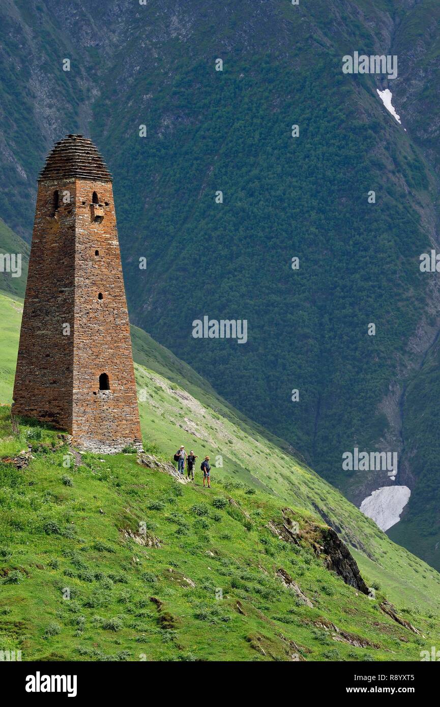 La Georgia, Kakheti, Tusheti, il Parco Nazionale del fiume Alazani valle tra le montagne del Pirikiti, medievale torre difensiva del borgo antico di Parsma (Baso) Foto Stock