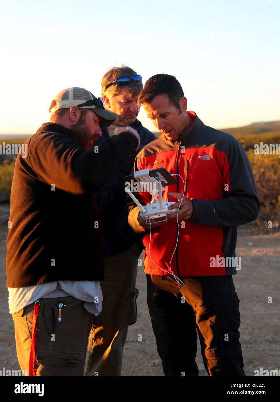 Unmanned Aerial System (UAS) piloti preparare per il lancio di un UAS in preparazione per la contro-UAS Hard Kill sfida a White Sands Missile Range, Nuovo Messico, 27 febbraio-marzo 31, 2017. La messa a fuoco della difesa per la riduzione della minaccia, Agenzia Improvised-Defeat comune organizzazione (JIDO) sponsorizzato sfida era di tecnologie in grado di sconfiggere o hard kill, Unmanned Aerial systems. Mentre l'esercito degli Stati Uniti è il lead sul contatore-UAS sforzi, il C-UAS sforzo hearkens torna alla JIDO la mission -- che è quello di aiutare le unità di adattarsi e contrastare le minacce improvvisata Foto Stock