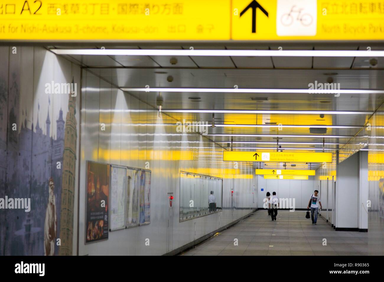 Giappone, isola di Honshu, Tokyo, quartiere Koto, Toyosu District, stazione della metropolitana Foto Stock