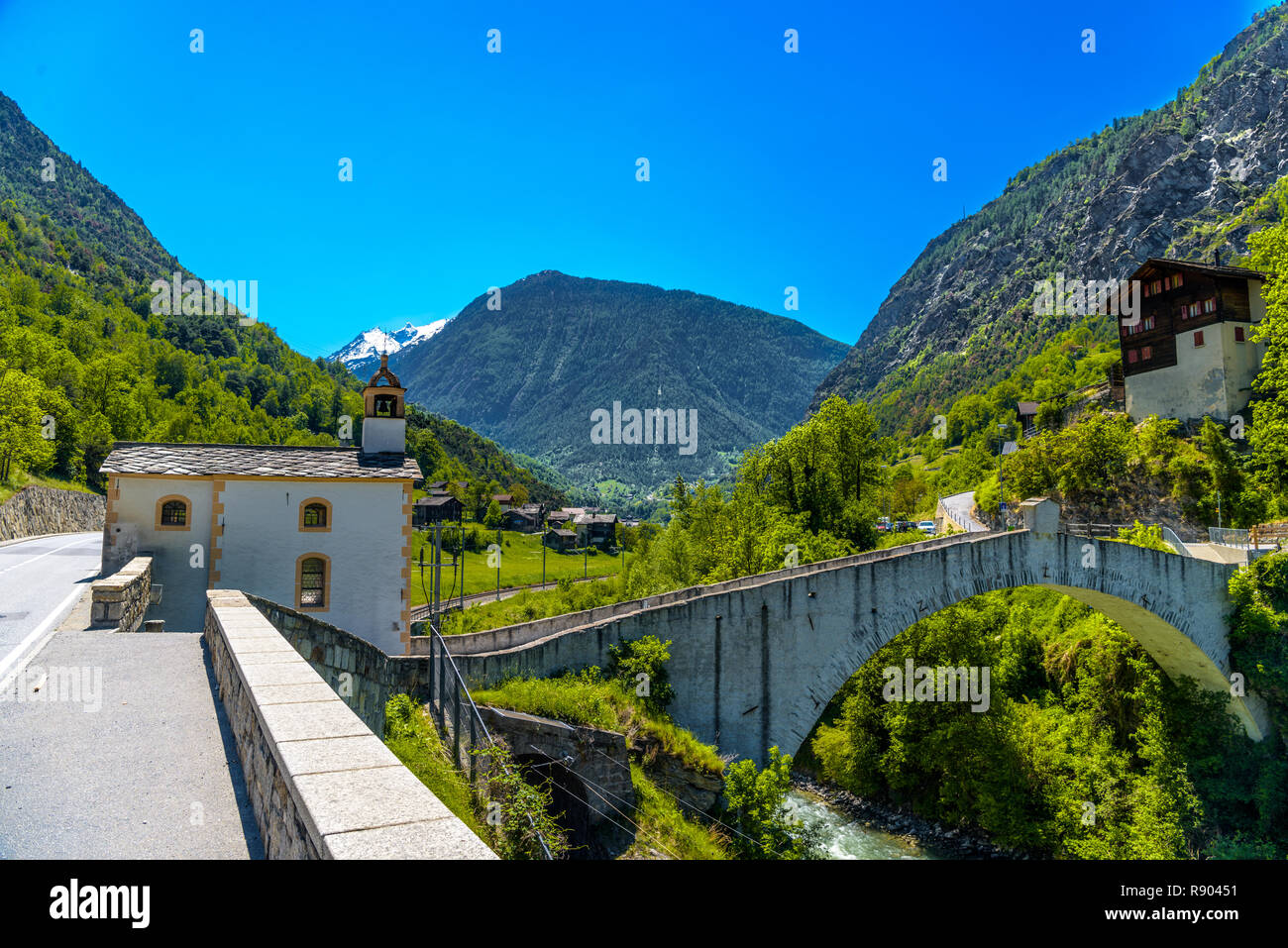 Antico ponte di pietra sul fiume moutnain nelle Alpi svizzere, Stalden, Visp, Wallis, Vallese, Svizzera Foto Stock