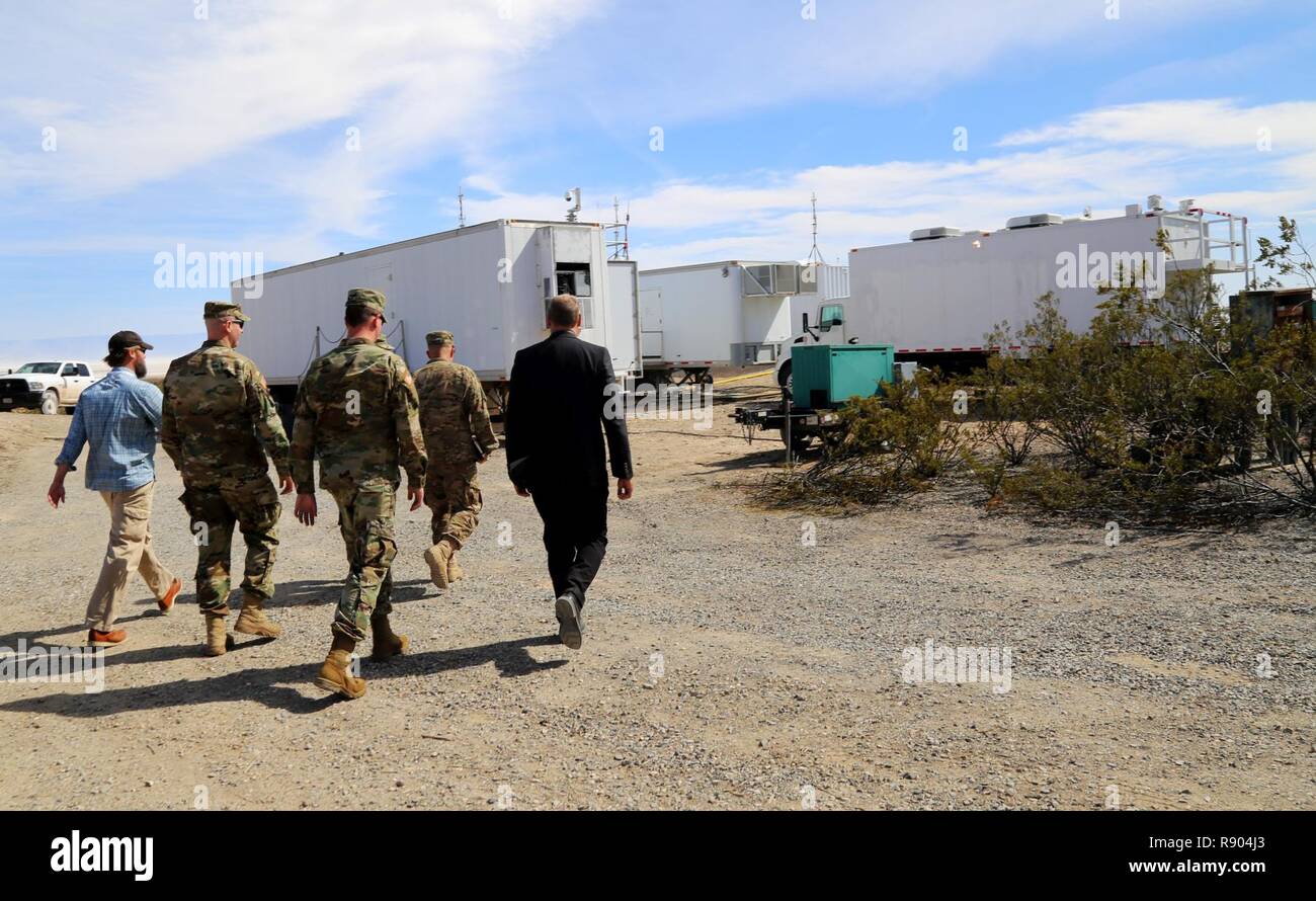 Gli osservatori e il personale di assistenza deve tornare indietro a piedi per i rimorchi di osservazione durante il contatore-Unmanned Aerial system Hard Kill Challenge tenutosi a White Sands Missile Range, Nuovo Messico, 27 febbraio-marzo 31, 2017. La messa a fuoco della sfida era di tecnologie in grado di sconfiggere o hard kill, Unmanned Aerial systems, ed è sponsorizzato dalla difesa di riduzione della minaccia, agenzia comune sconfitta Improvised-Threat organizzazione (JIDO). Mentre l'esercito degli Stati Uniti è il lead sul contatore-UAS sforzi, il C-UAS sforzo hearkens torna alla JIDO la mission -- che è quello di aiutare le unità di adattarsi e contrastare le minacce improvvisata Foto Stock