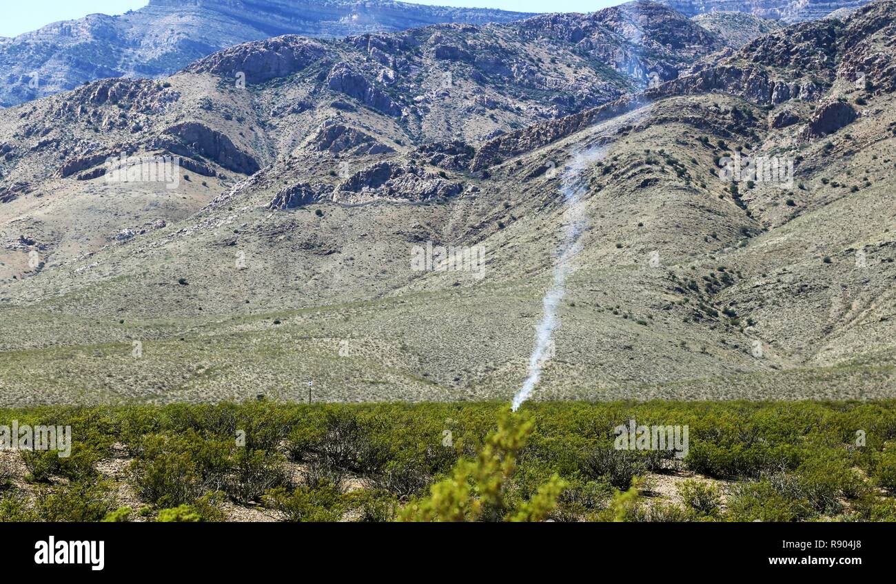 Un Unmanned Aerial system (UAS) ha preso fuoco dopo essere stato impegnato da un sistema in prova al banco-UAS Hard Kill sfida a White Sands Missile Range, Nuovo Messico, 27 febbraio-marzo 31, 2017. La messa a fuoco della difesa per la riduzione della minaccia, Agenzia Improvised-Defeat comune organizzazione (JIDO) sponsorizzato sfida era di tecnologie in grado di sconfiggere o hard kill, Unmanned Aerial systems. Mentre l'esercito degli Stati Uniti è il lead sul contatore-UAS sforzi, il C-UAS sforzo hearkens torna alla JIDO la mission -- che è quello di aiutare le unità di adattarsi e contrastare le minacce improvvisata Foto Stock