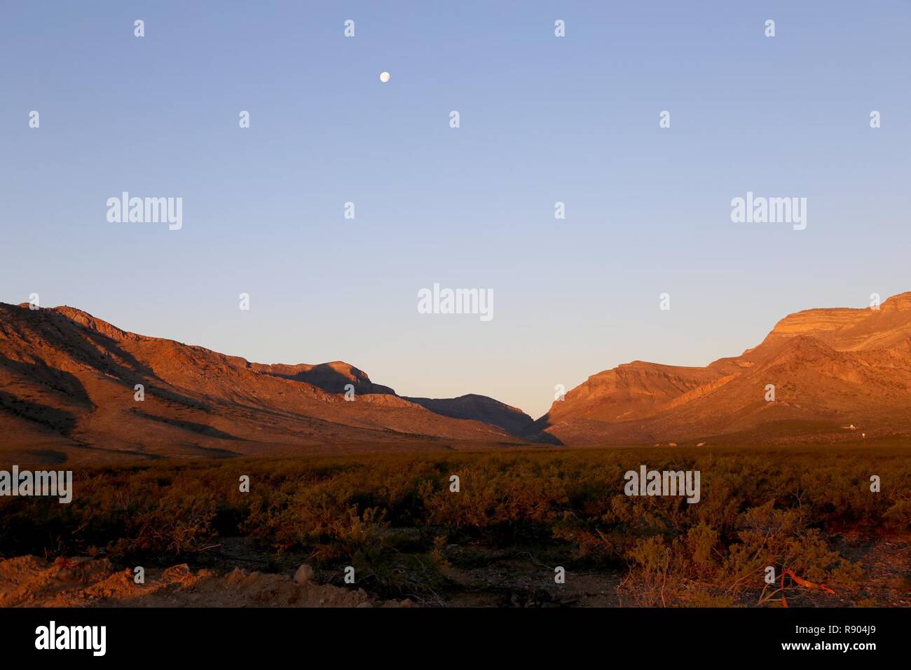 Il sole sorge oltre la sfida sito come i sistemi in prova a prepararsi per un altro giorno di impegno al banco-UAS Hard Kill sfida a White Sands Missile Range, Nuovo Messico, 27 febbraio-marzo 31, 2017. La messa a fuoco della difesa per la riduzione della minaccia, Agenzia Improvised-Defeat comune organizzazione (JIDO) sponsorizzato sfida era di tecnologie in grado di sconfiggere o hard kill, Unmanned Aerial systems. Mentre l'esercito degli Stati Uniti è il lead sul contatore-UAS sforzi, il C-UAS sforzo hearkens torna alla JIDO la mission -- che è quello di aiutare le unità di adattarsi e contrastare le minacce improvvisata Foto Stock