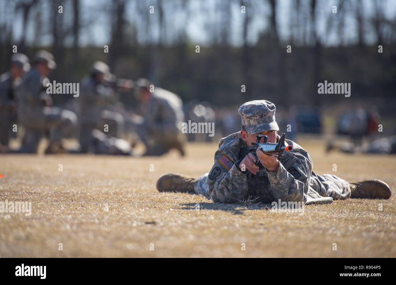 Università di Clemson ufficiali di riserva' Training Corps cadet Zachary Ballard, uno studente del secondo anno studiano la meccanizzazione agricola da Denver, N.C., tirando le pratiche di sicurezza come i suoi compagni di battaglia valutare un incidente durante il tempo di esercizio sul campus di Clemson, 16 marzo 2017. Foto Stock