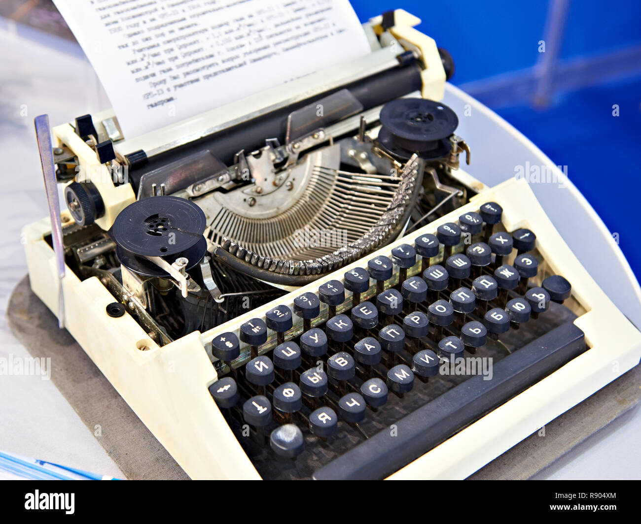 Vecchia macchina da scrivere meccanica con tastiera russa Foto Stock