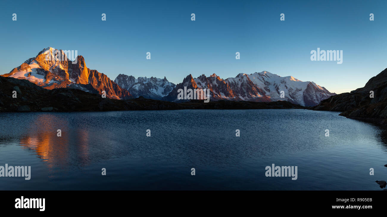 Panorama delle Alpi vicino a Chamonix durante un tramonto a Lac des Cheserys. Foto Stock