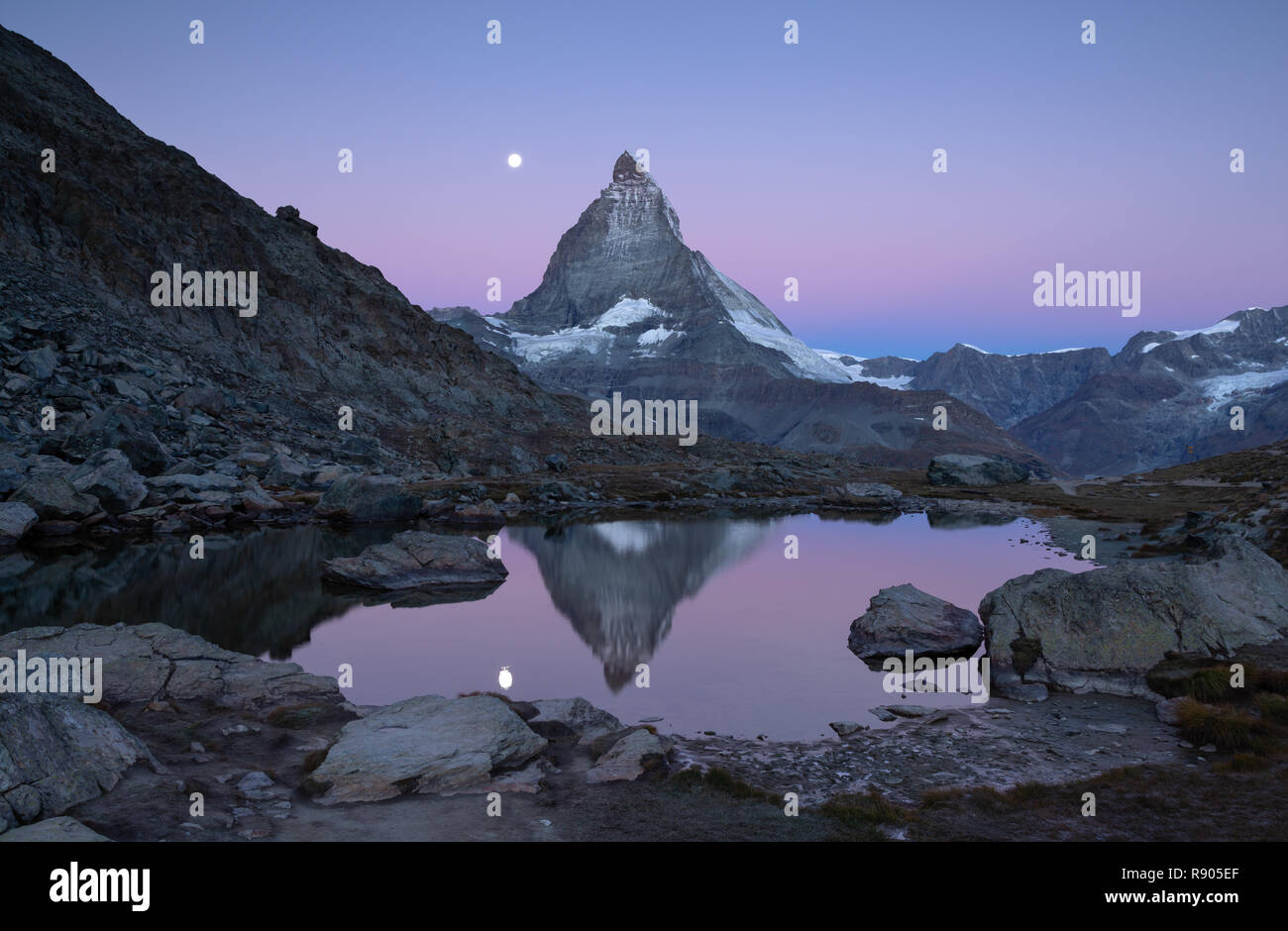 Twilight al Riffelsee, con riflessioni del Cervino e la luna piena. Foto Stock