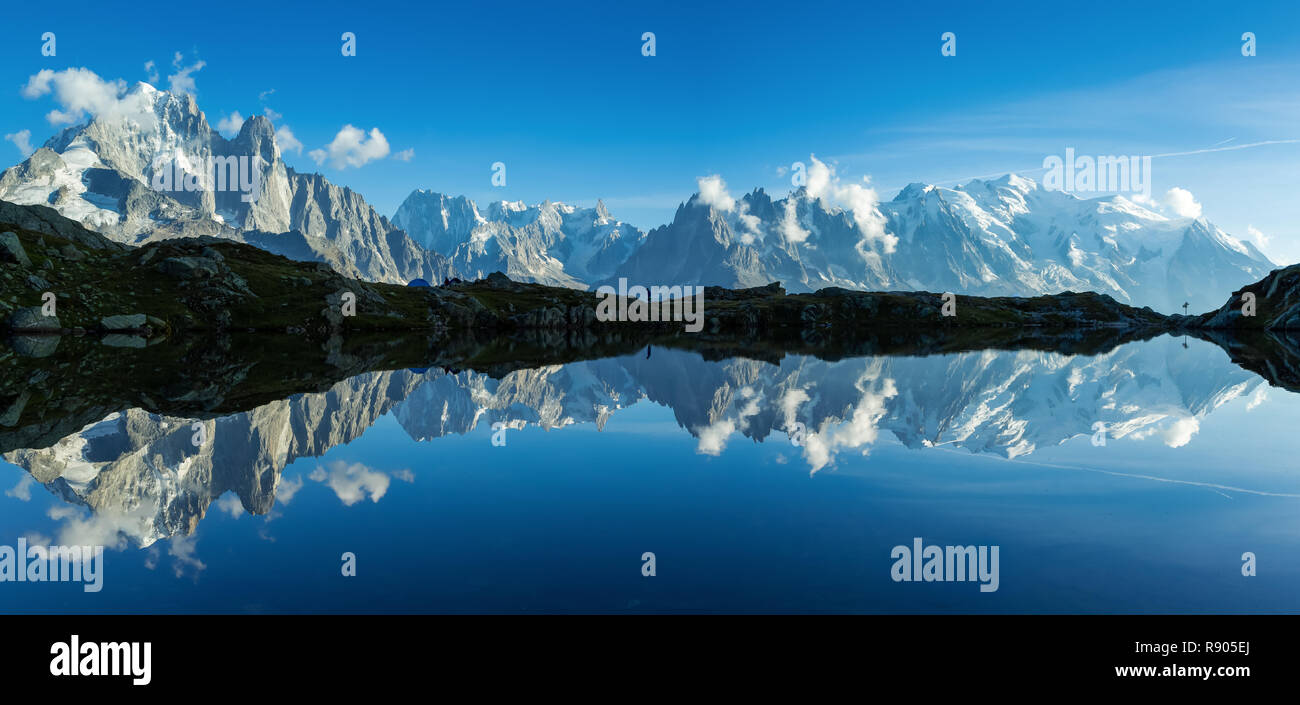 Panorama del massiccio del Monte Bianco riflette in Lac de Chesery. Chamonix, Francia. Foto Stock