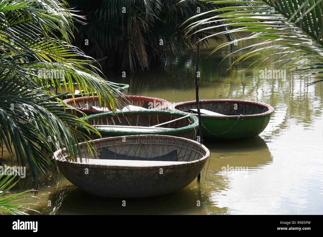 Cestello di cocco barche sul fiume nel Delta del Mekong Foto Stock