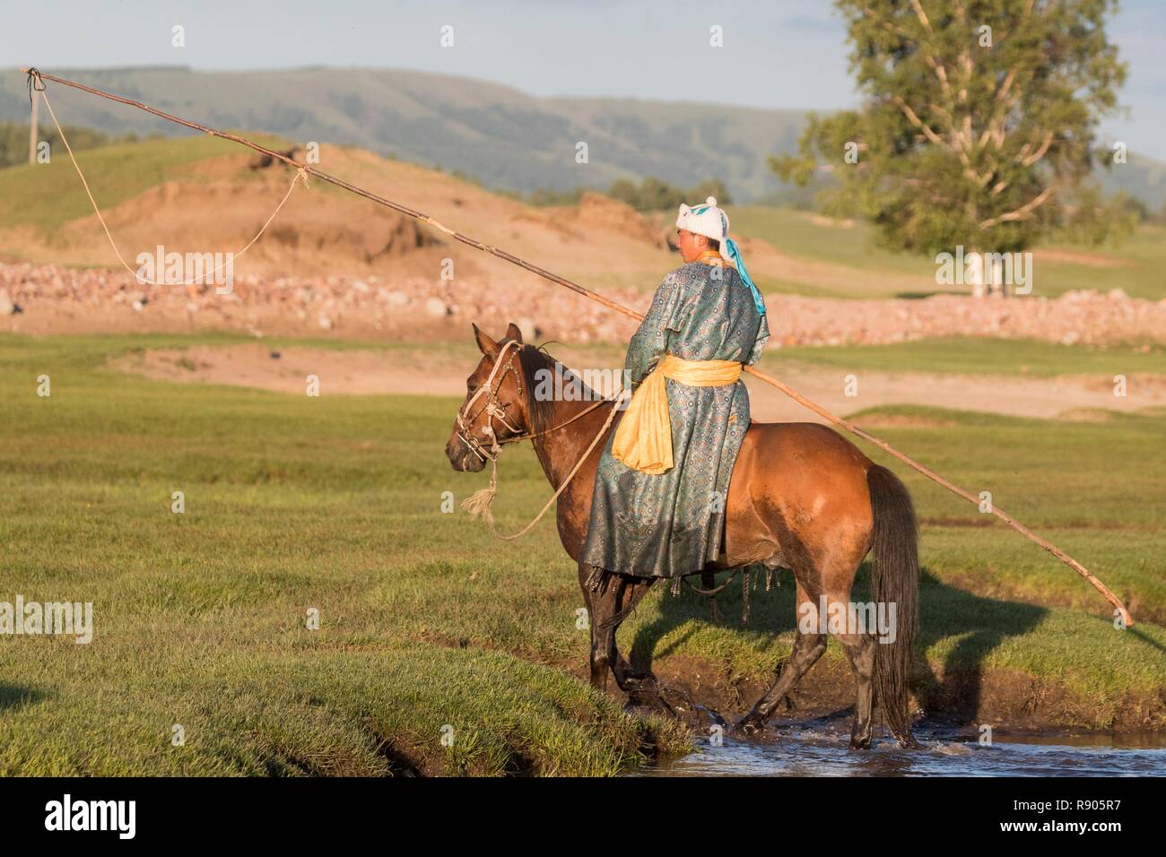 Cina, Mongolia interna, nella provincia di Hebei, Zhangjiakou, Bashang prateria, mongolo traditionnaly uomo vestito su un cavallo, Foto Stock