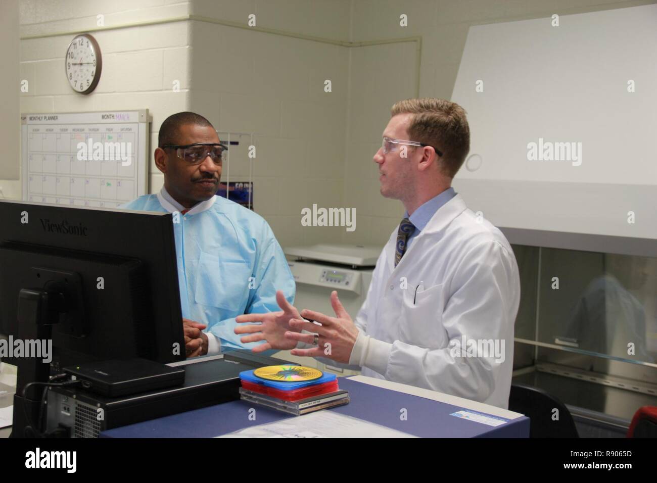 Edgewood chimico centro biologico Direttore Eric Moore, Ph.D. (sinistra) e Michael Feasel, Ph.D., discutere carfentanil effetti di esposizione e la loro relazione con warfighters. Foto Stock