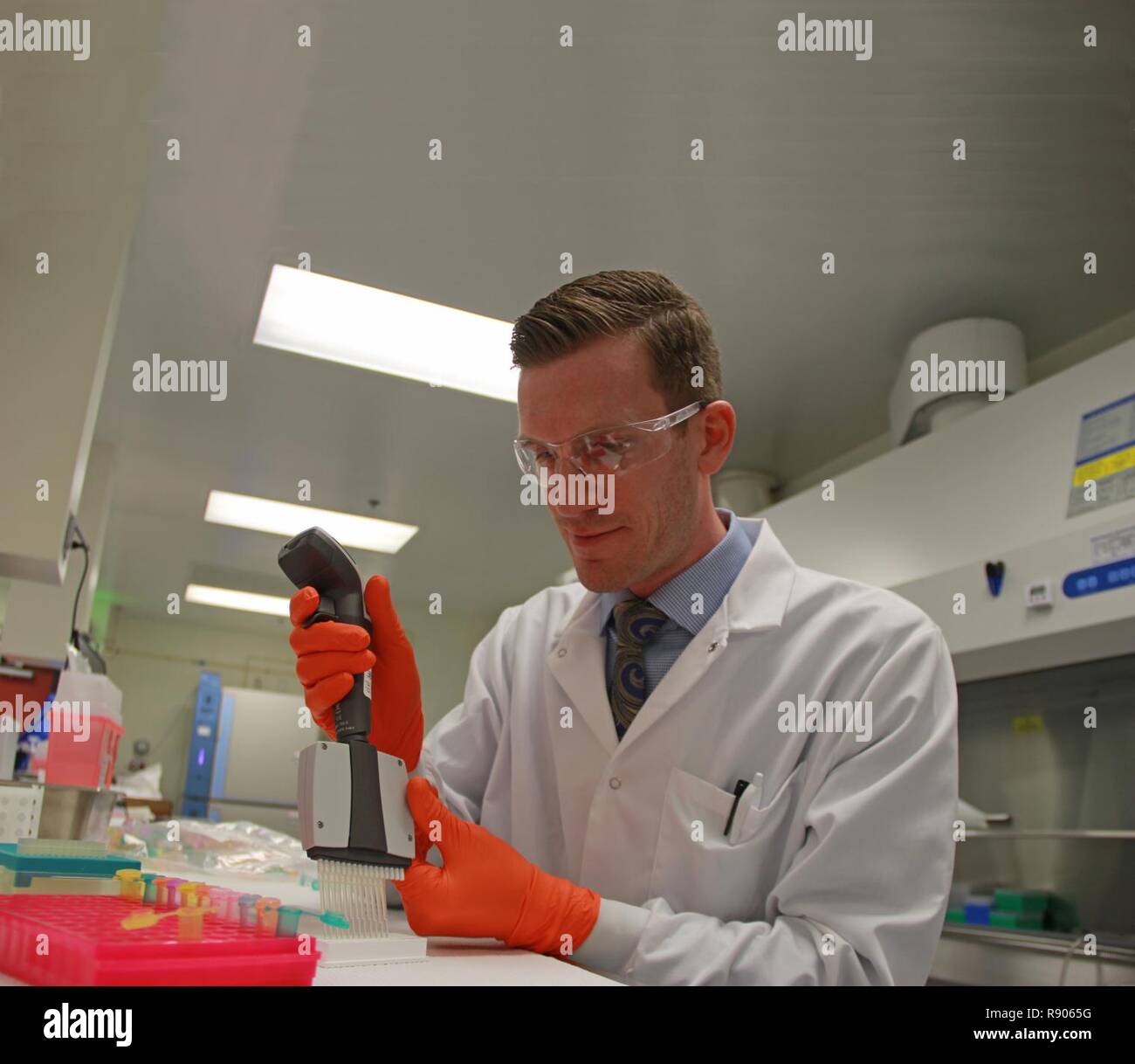 Michael Feasel, Ph.D., ECBC, studi gli effetti metabolici di carfentanil. Foto Stock