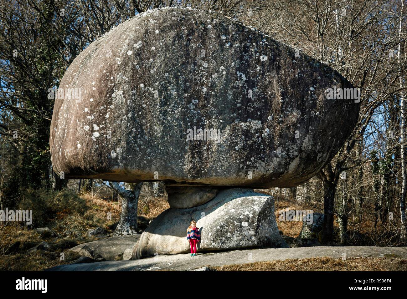 Francia, Tarn, Sidobre, Lacrouzette, Bambino accanto a dei blocchi di granito in inverno Foto Stock