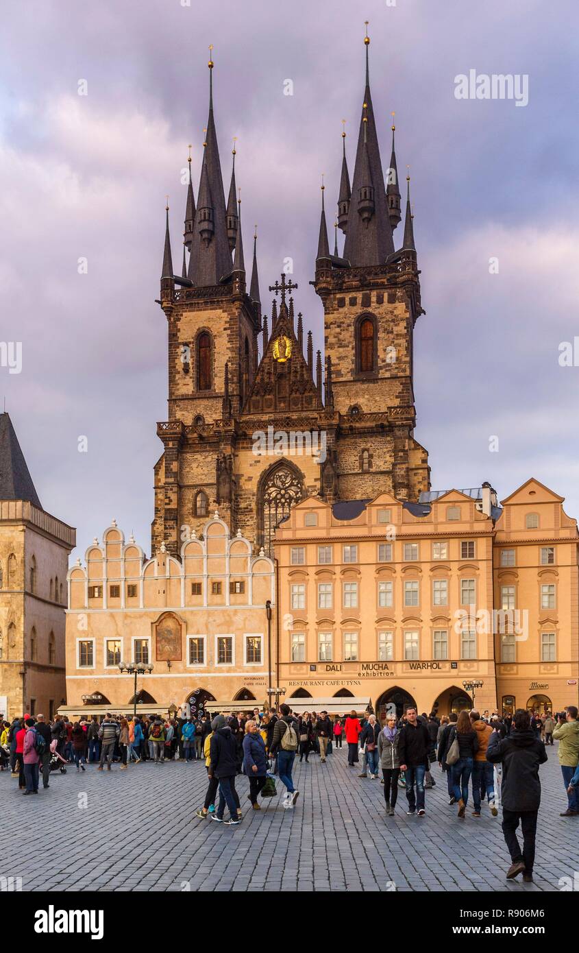Repubblica ceca, Boemia, Praga, elencato come patrimonio mondiale dall UNESCO, Staré Mesto, Staromestské Namesti, vista della piazza della Città Vecchia e la sua animazione turistica Foto Stock