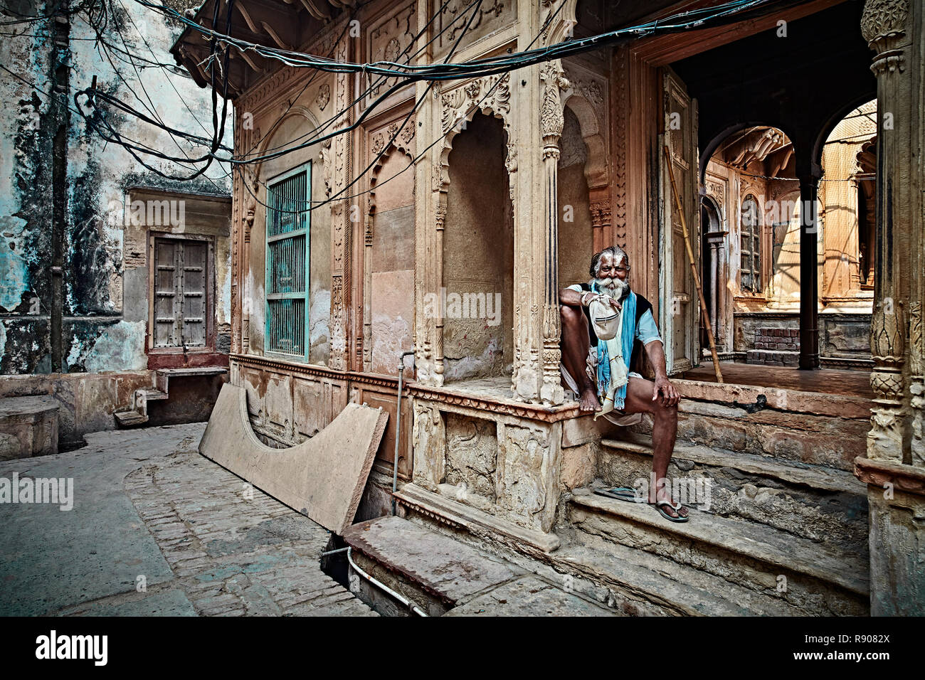 Vrindavan, India - 17 Luglio: Yogi uomo si siede vicino al tempio di Krishna. Si ripete il mantra segreto utilizzando un rosario. Il salmodiare 108 nome sacro di Dio. Luglio Foto Stock