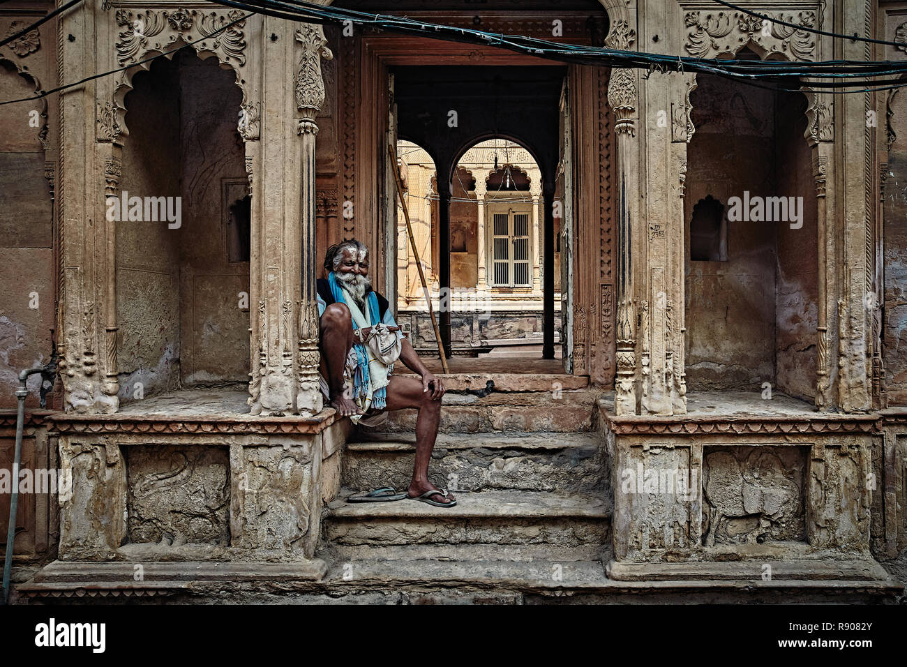 Vrindavan, India - 17 Luglio: Yogi uomo si siede vicino al tempio di Krishna. Si ripete il mantra segreto utilizzando un rosario. Il salmodiare 108 nome sacro di Dio. Luglio Foto Stock